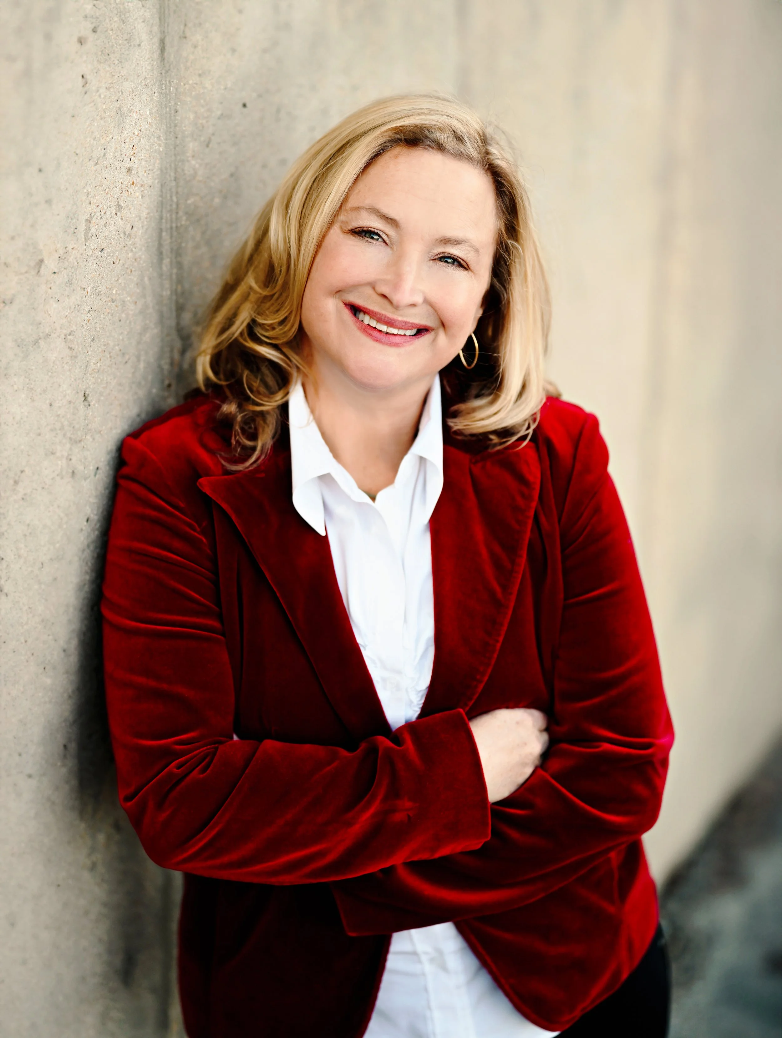 A smiling college counselor who once worked in admissions and is ready to help students get into college.