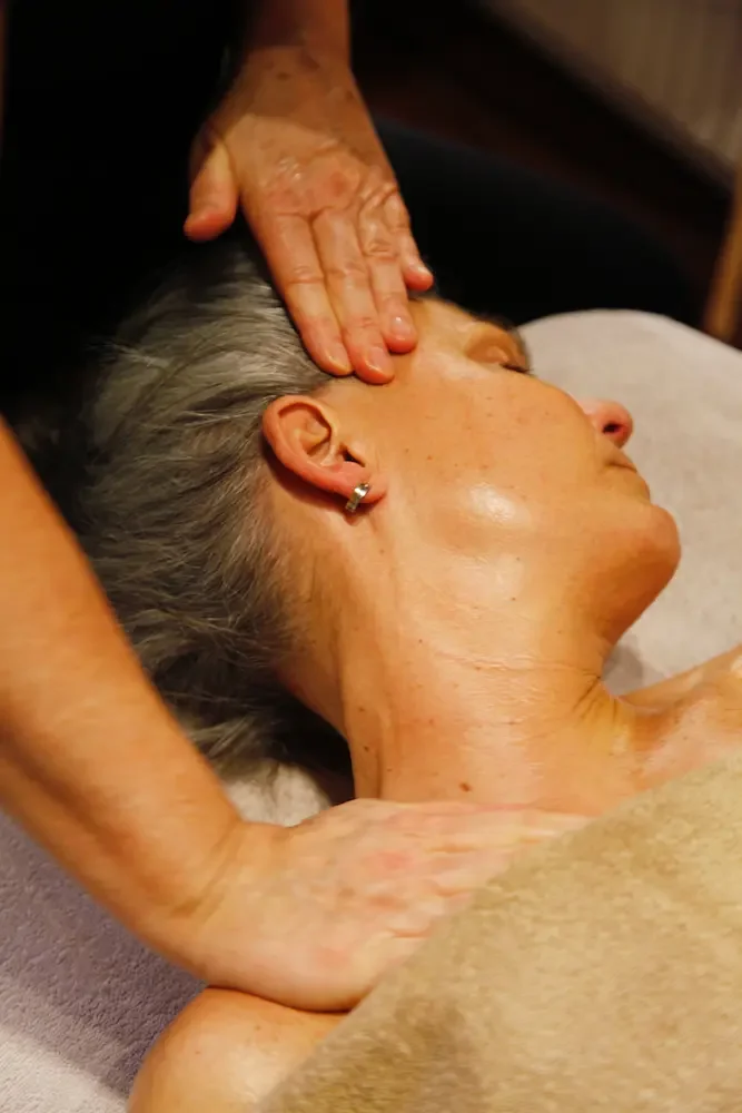 Maria utför ansiktsmassage