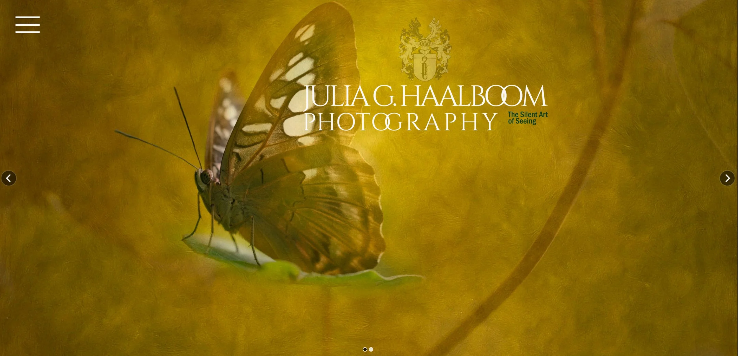 Fine Art Fotografie der Familie HaalboomEin Schmetterling mit gelb-braunen Flügeln sitzt auf einem gelben Blatt, im Hintergrund ein Wappen und grüner Text, der das fotografische Werk von Julia G. Haalboom beschreibt.