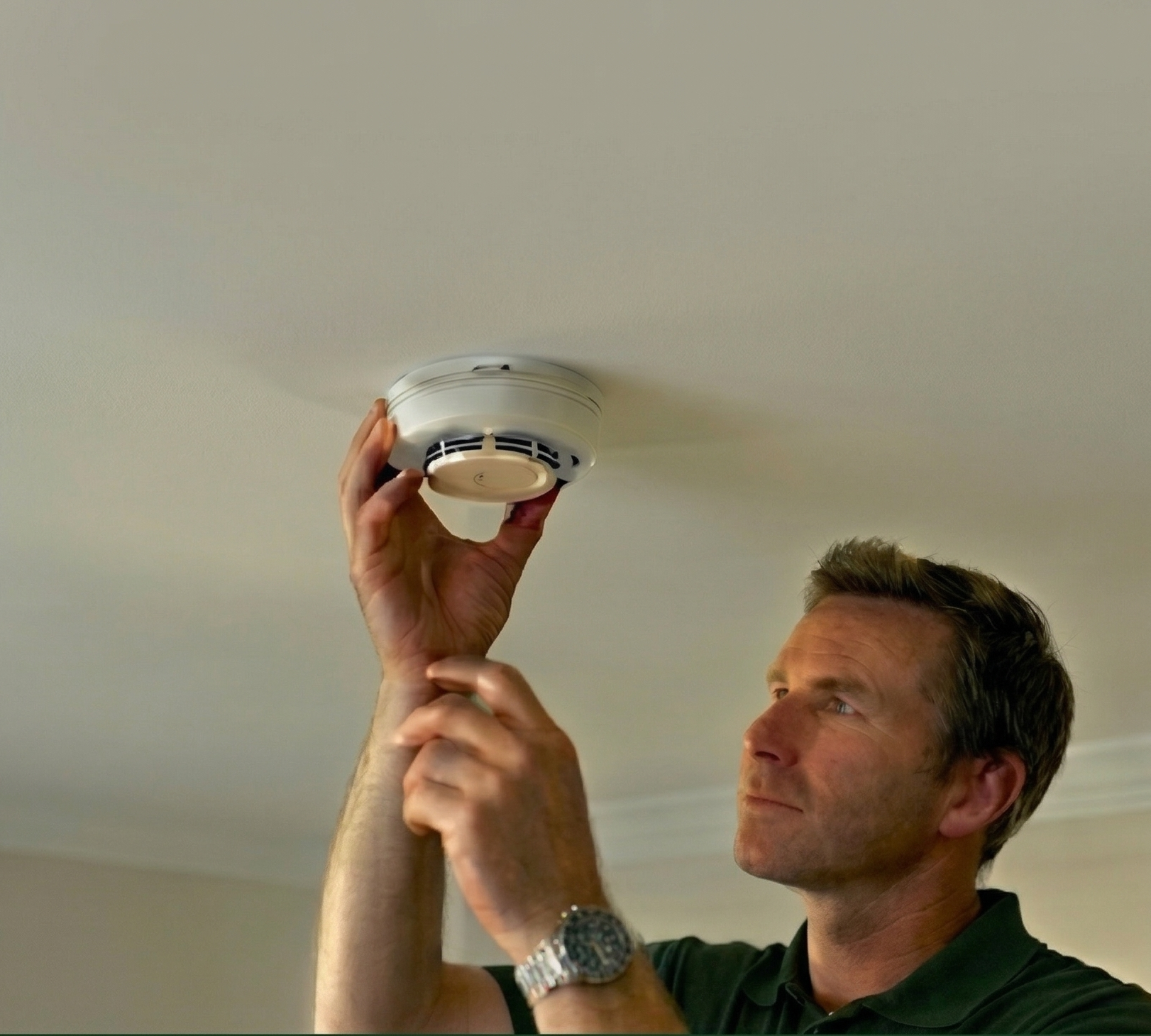 Home smoke detector and carbon monoxide detector replacement in Fairfax, Virginia, to repair outdated units and stop annoying chirping.