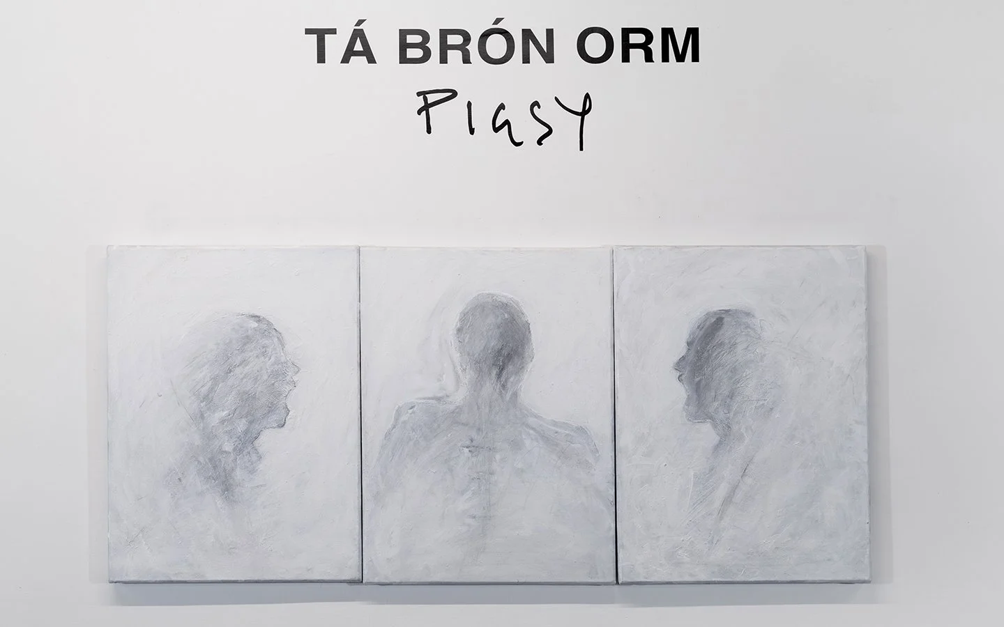 “Tá Brón Orm” by PIGSY, Casa Lü Mexico City, featuring minimalist triptych of ghosted figures beneath exhibition title text