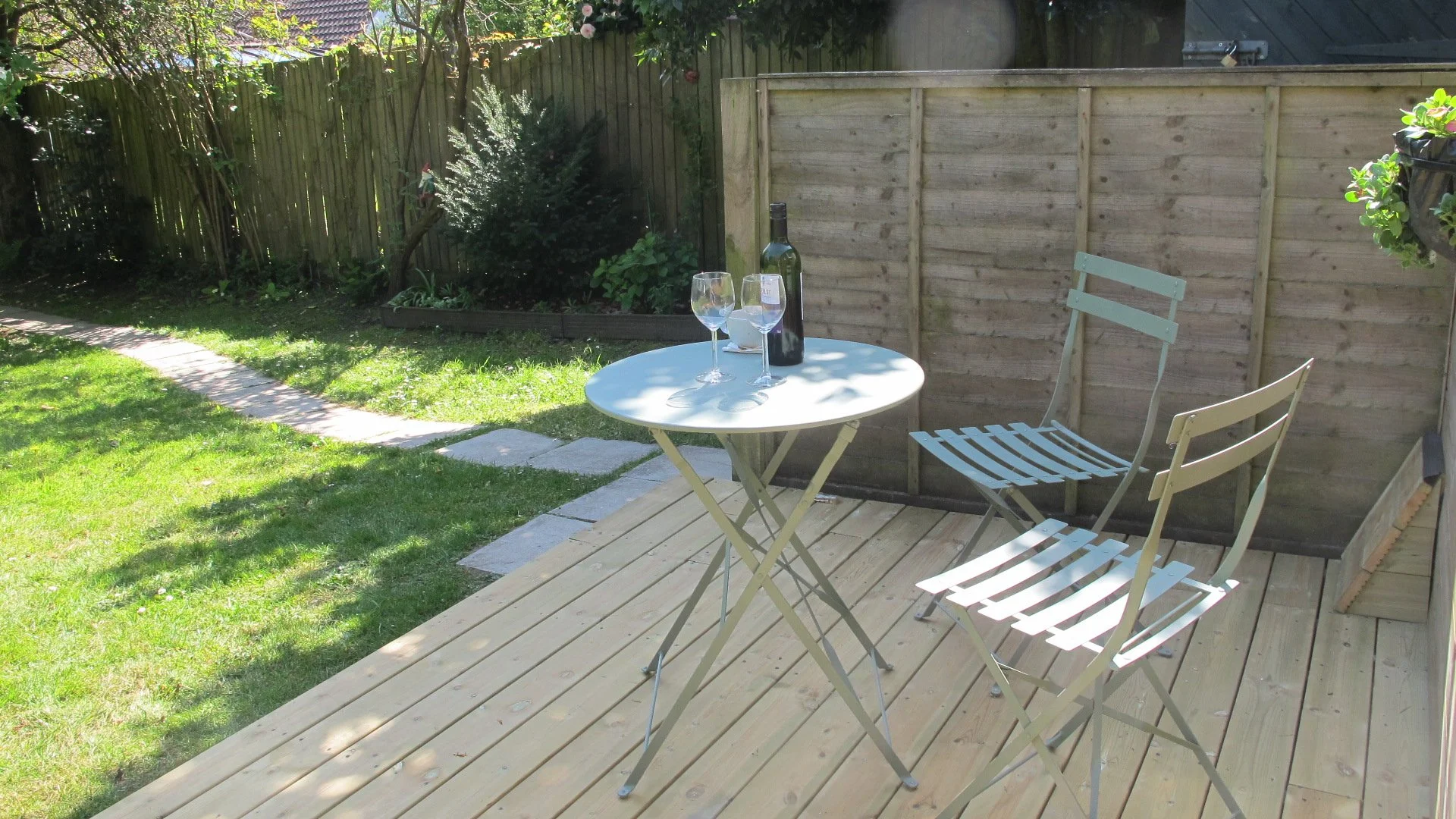 Private patio and garden seating at a self-catering holiday lodge rental in the New Forest.