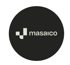 Logotipo circular negro con el texto 'masaico' y un diseño gráfico abstracto en tonos grises.