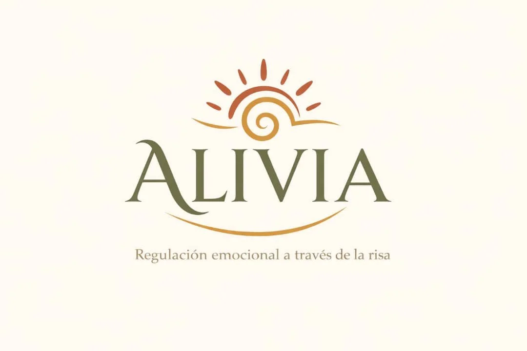 Logotipo con sol estilizado y la palabra 'ALIVIA' en letras grandes y verdes, con el subtítulo 'Regulación emocional a través de la risa'.
