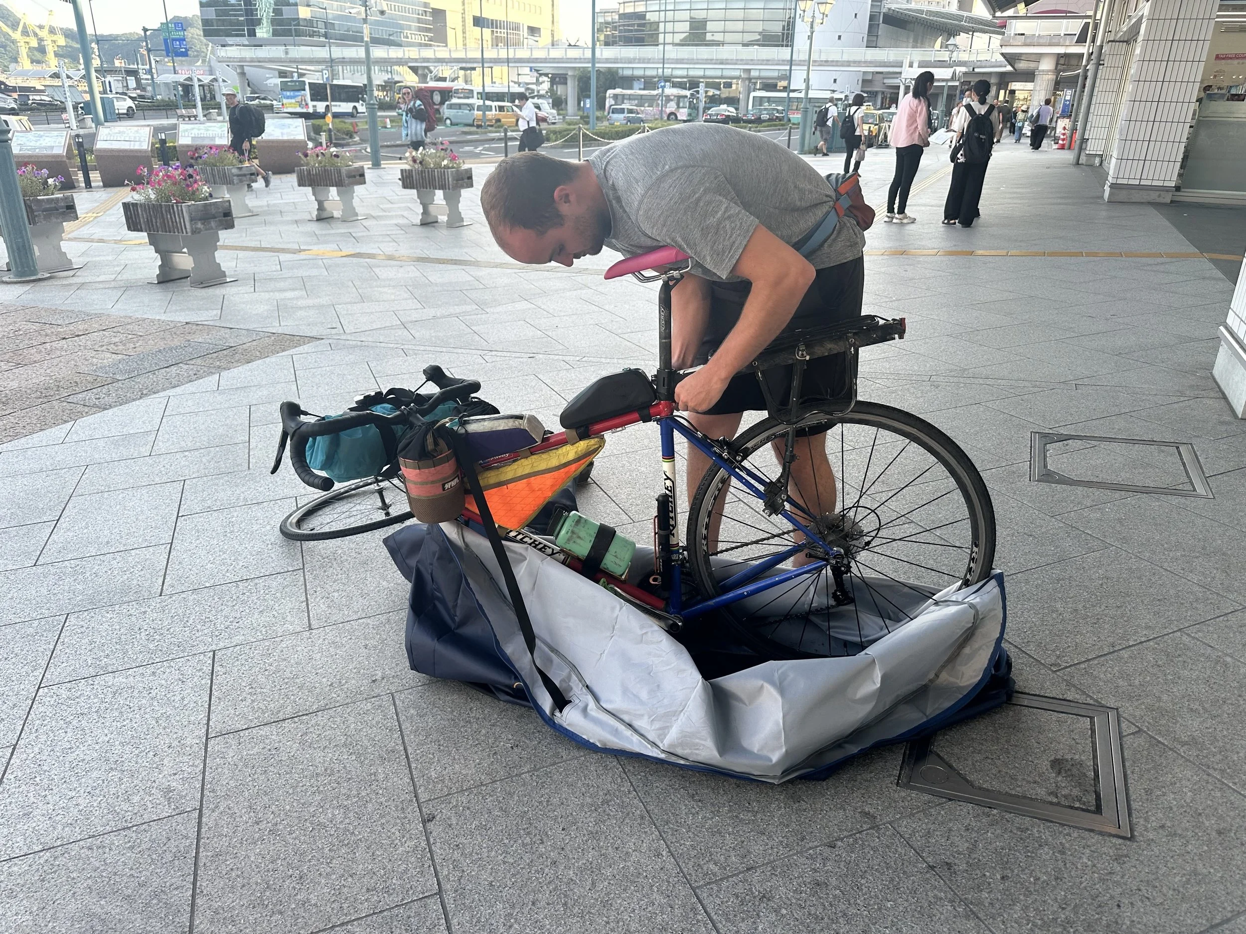 the unpacking after train transit with the bike