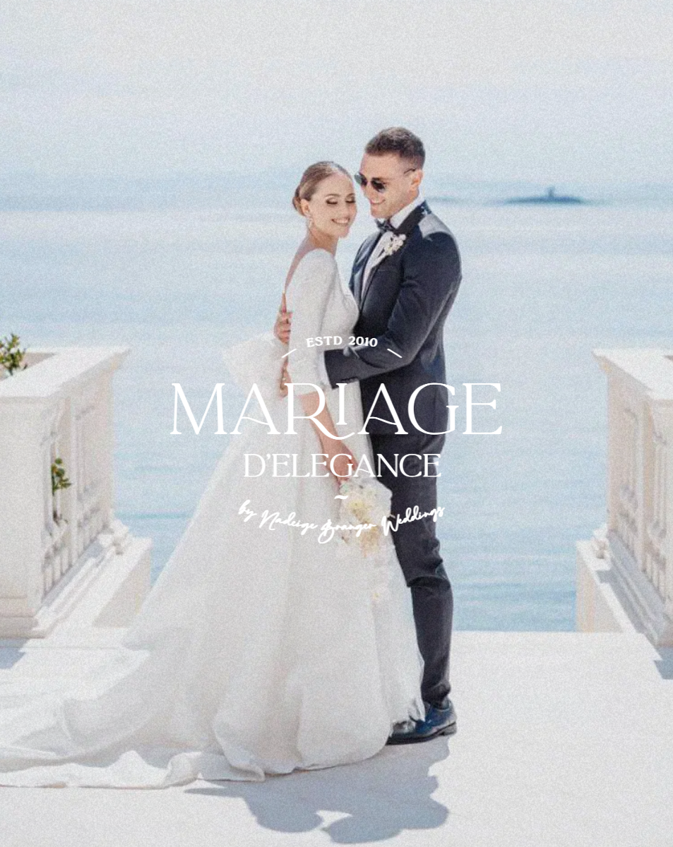 Un couple de mariés en robe blanche et costume noir se tient ensemble sur une terrasse en bord de mer, avec une mer calme en arrière-plan et le texte 'Mariage d'élégance' en français.