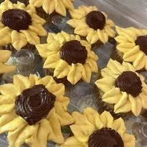sunflower cupcakes.jpg