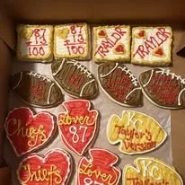 tswift travis superbowl cutouts2.jpg