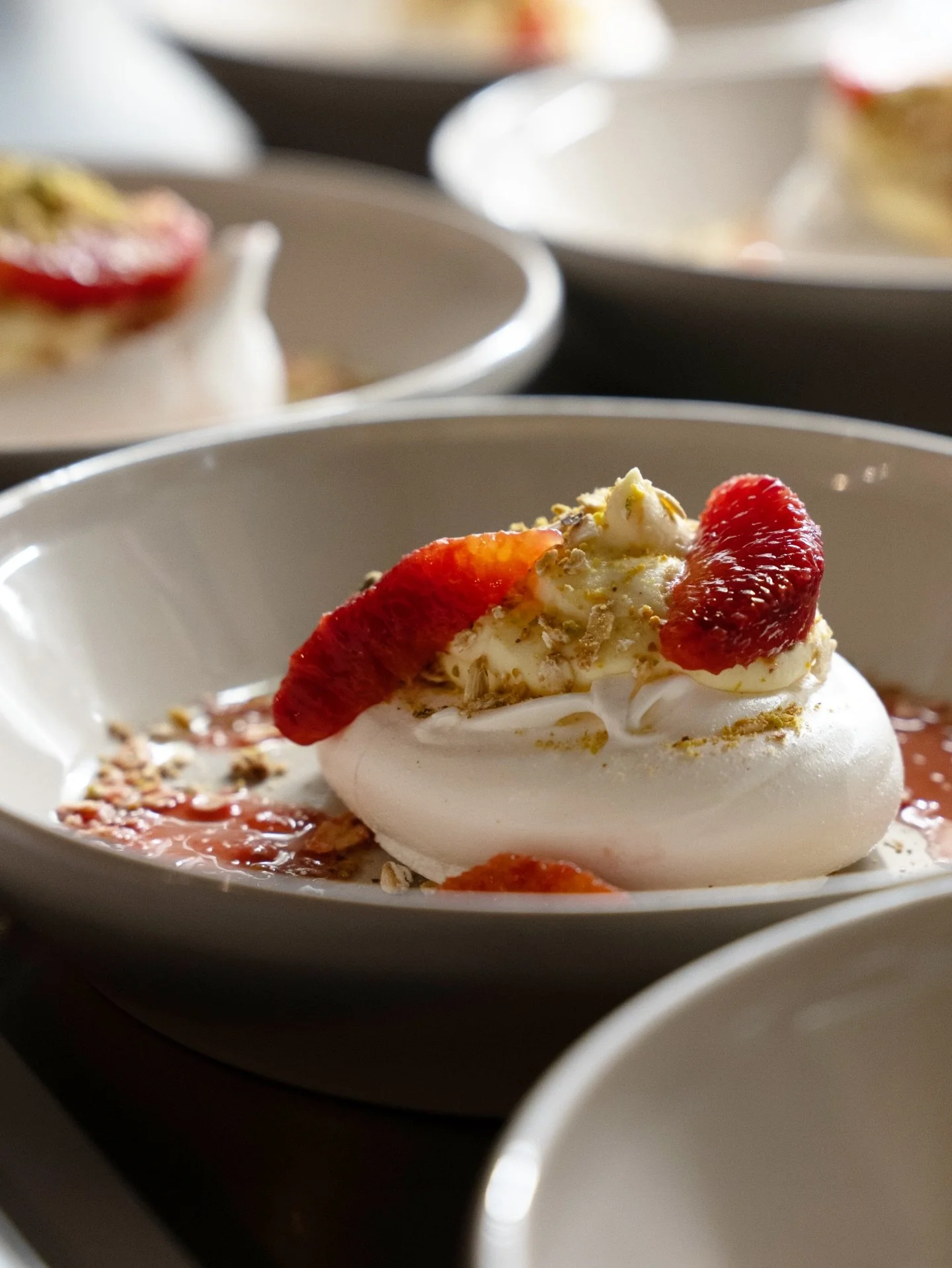 @bruichladdich x @five_march 

Cranachan Pavlova + Blood Orange 

glorious Scottish dessert scenes ❤️🏴󠁧󠁢󠁳󠁣󠁴󠁿