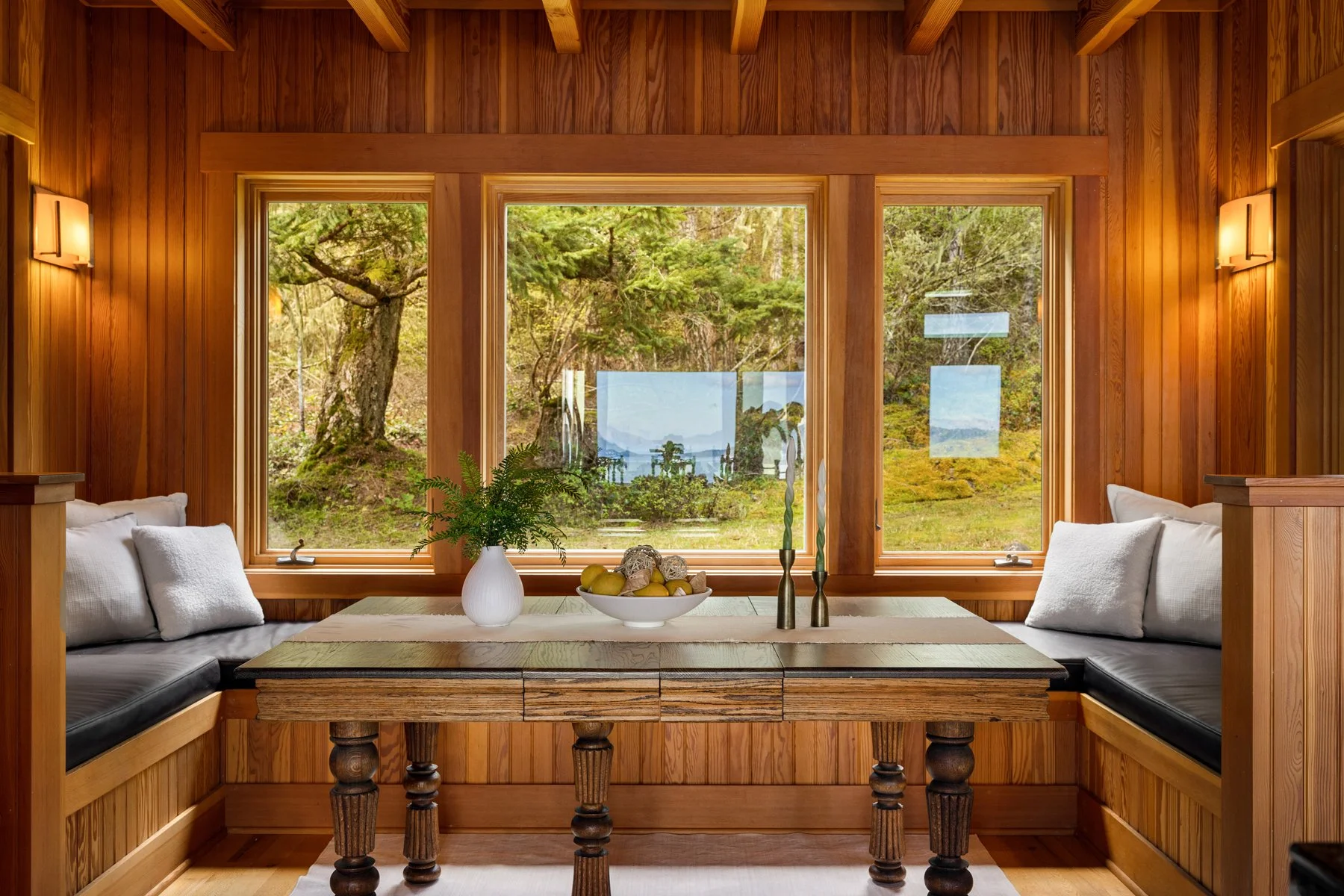 Breakfast nook with seating for 9+