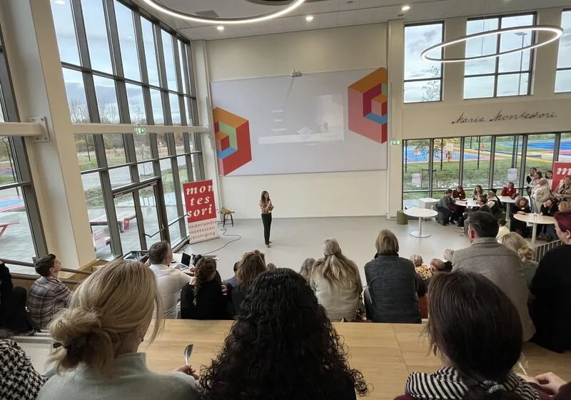 Bo Mynett giving an inspiring wrap-up of the day at the Montessori Campus in Almere.