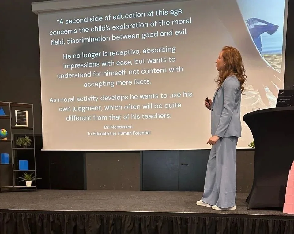 Bo Mynett giving an inspiring talk at the Montessori Inspiration Weekend in Tallinn Estonia.