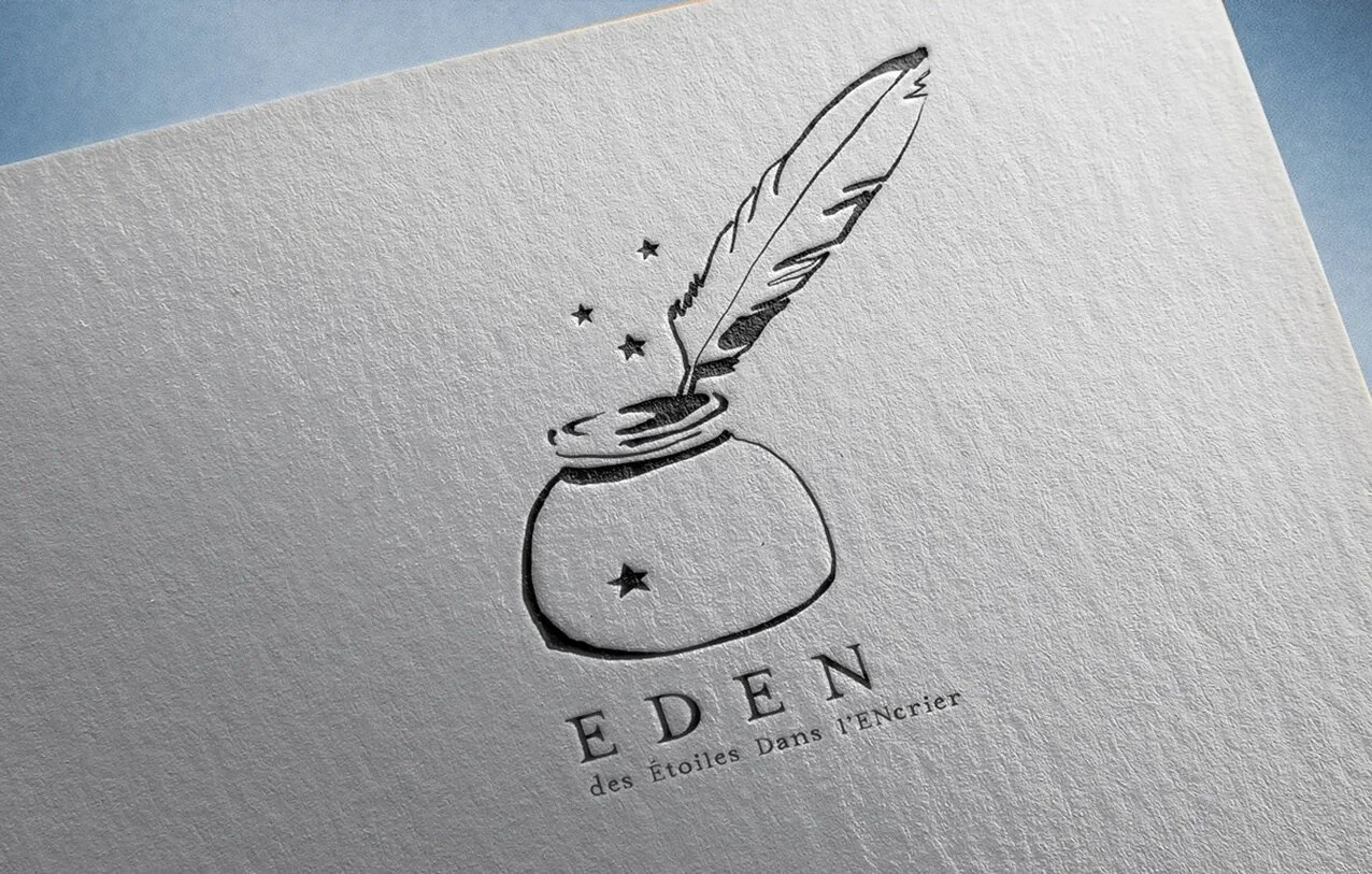 A black and white illustration of an ink bottle with a feather quill inside, with small stars around it and beneath it the words 'EDEN des Étoiles Dans l'Encrier' in French.
