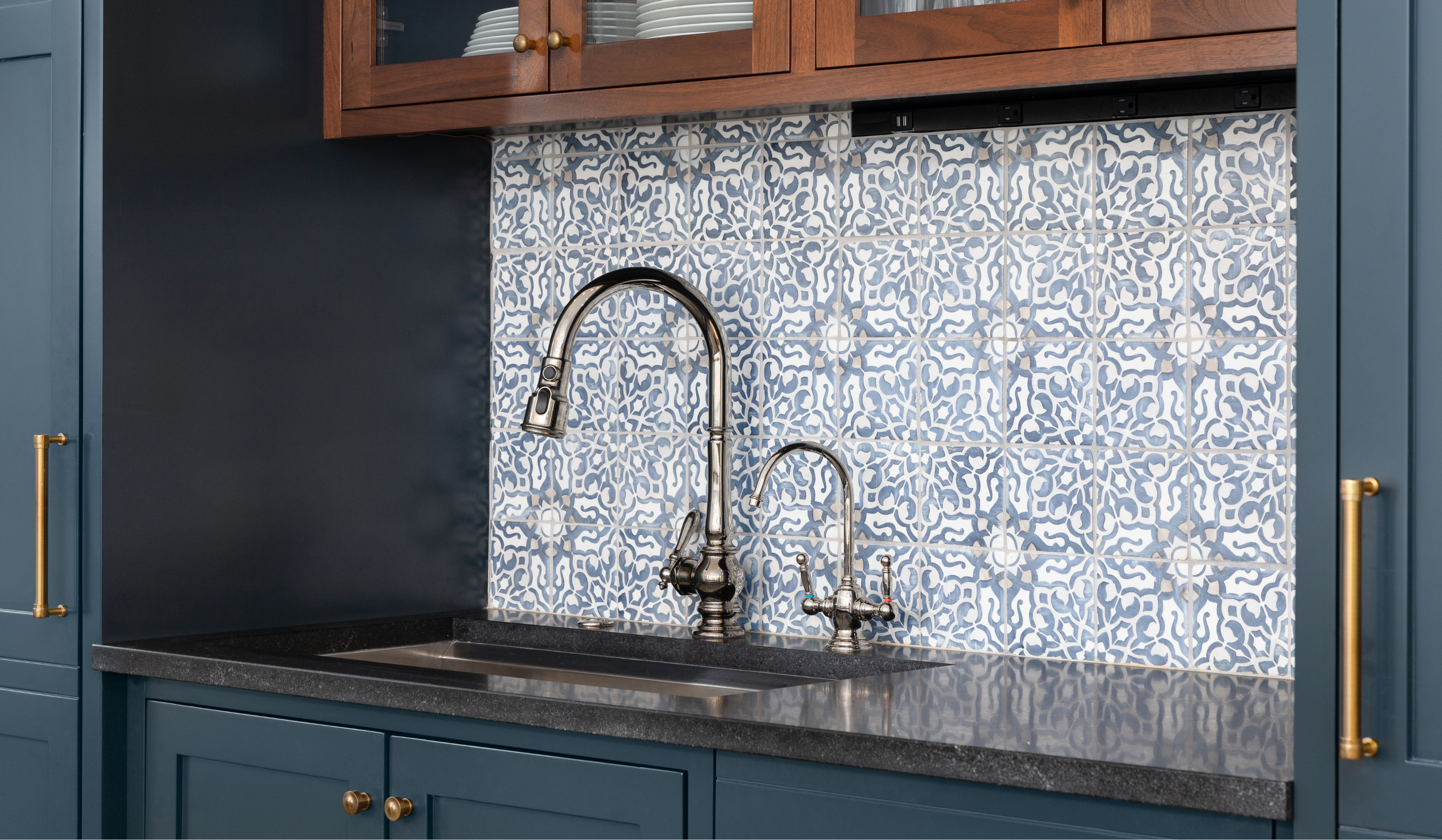 Slab vs. Tile Backsplash for Kitchen: Which Should You Choose?