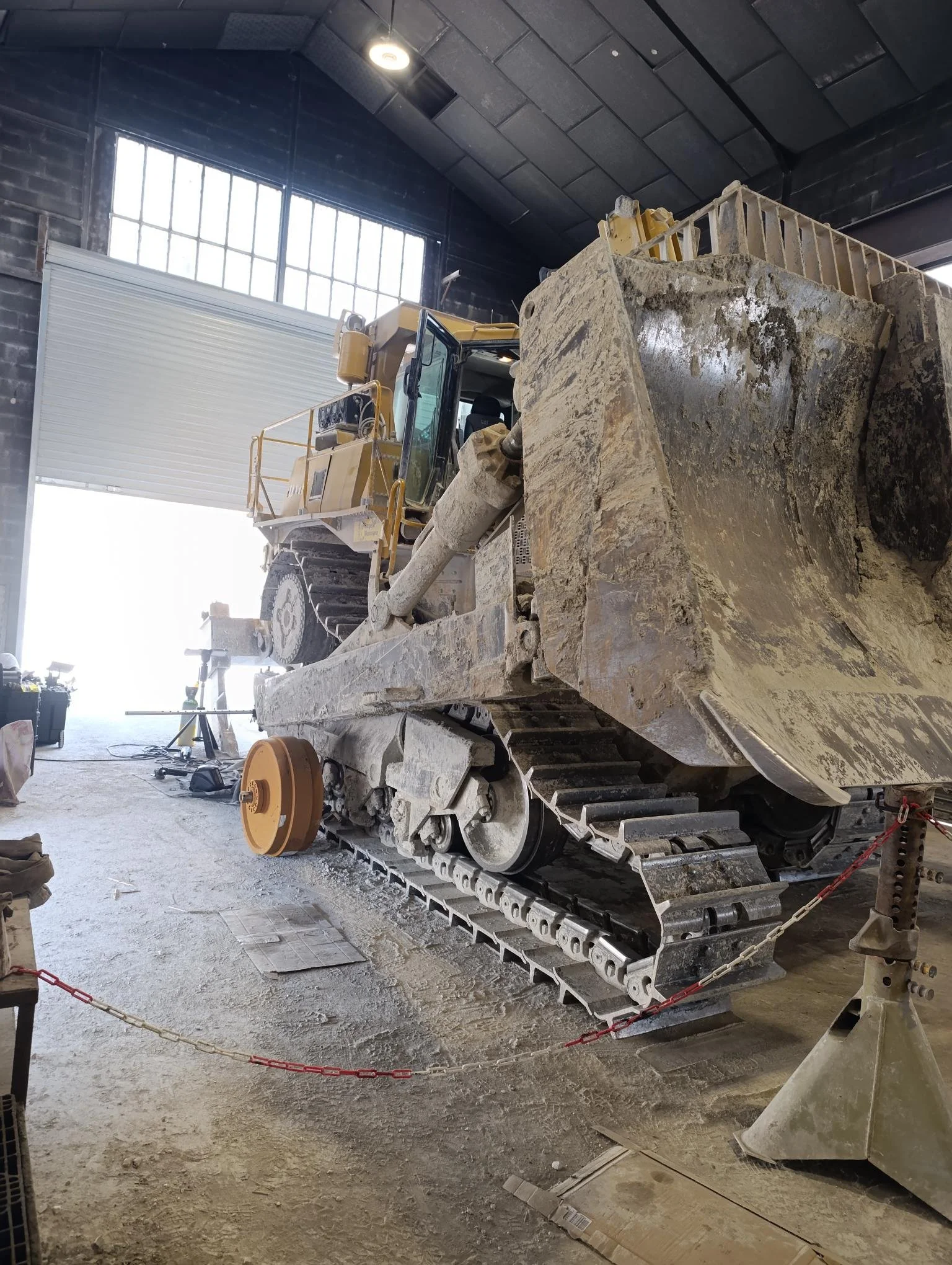 Caterpillar, alésage sur site. Caterpillar bull dozer alésage sur site. Elesa rechargement et alésage sur site.