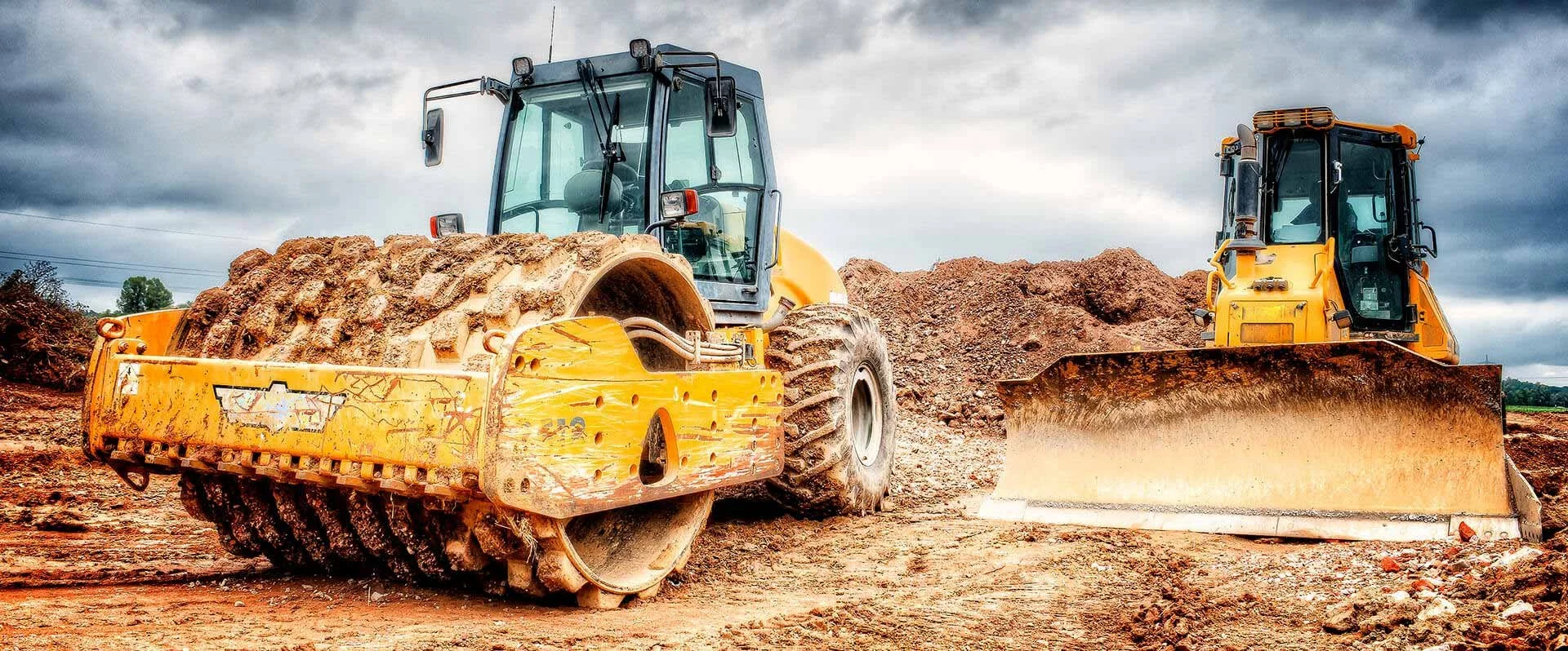 Deux bulldozers caterpillar sur un chantier de construction, alésage sur site TP