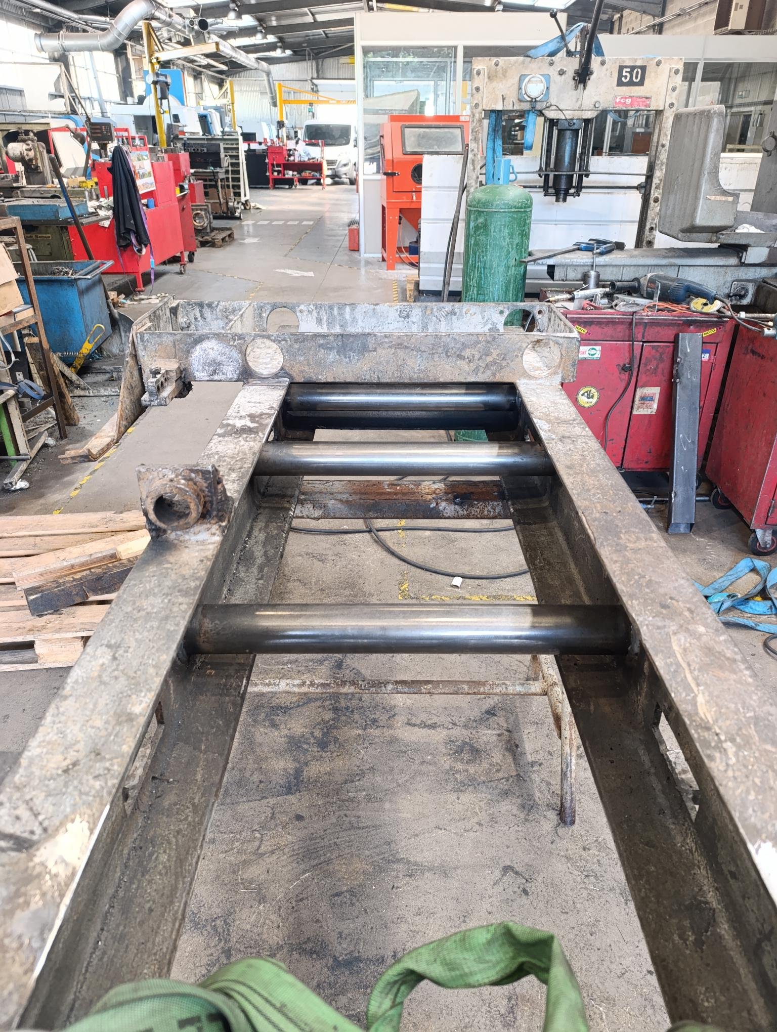 Vue sur les axes neufs de galets d'un chariot d'entringlage de tube. 
