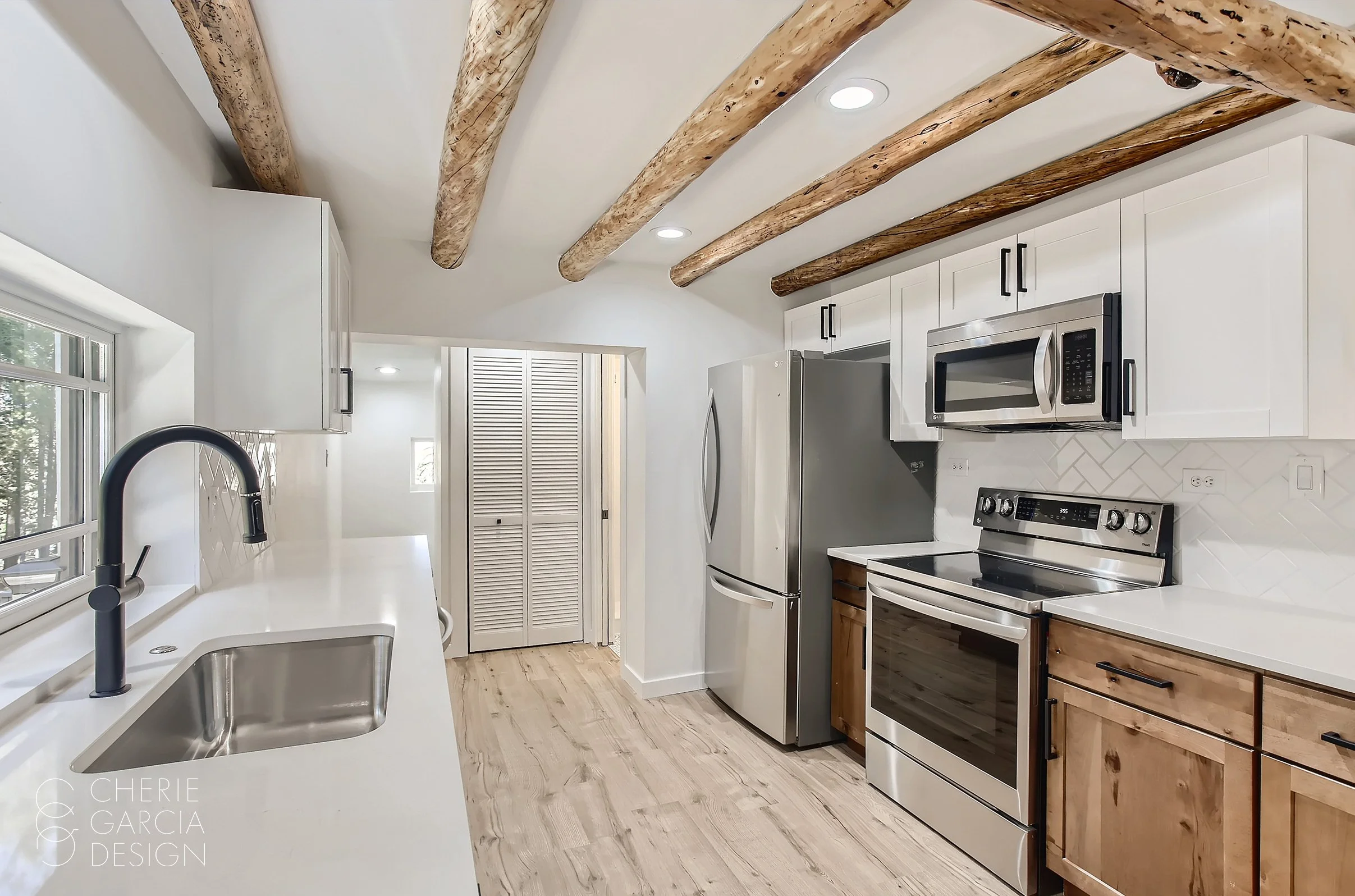 ConfierCabin_kitchen1-b.jpg