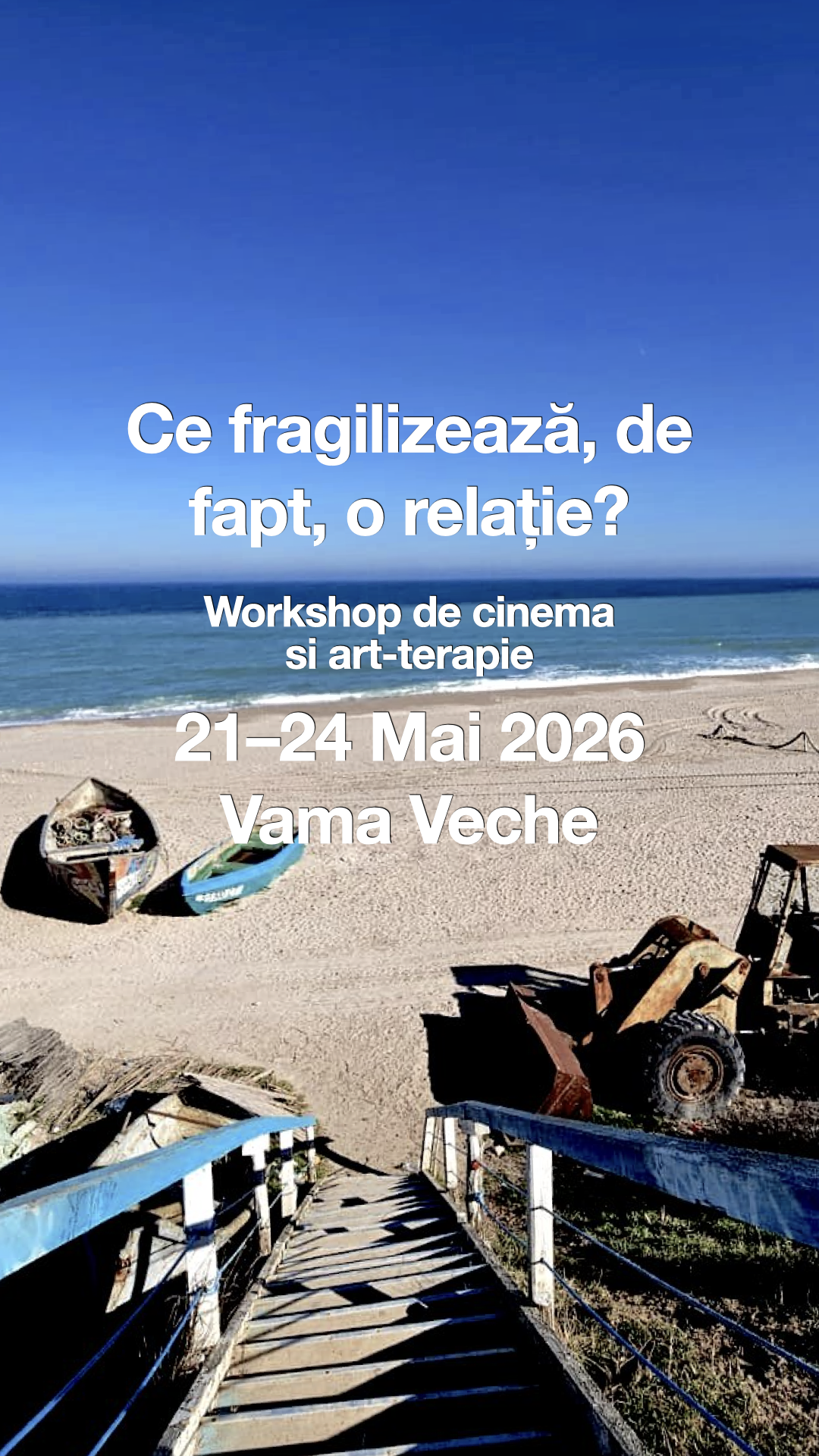 Anunț pentru workshopul de cinema și art-terapie din Vama Veche, ilustrat printr-o imagine de plajă cu scară de lemn, bărci și mare.