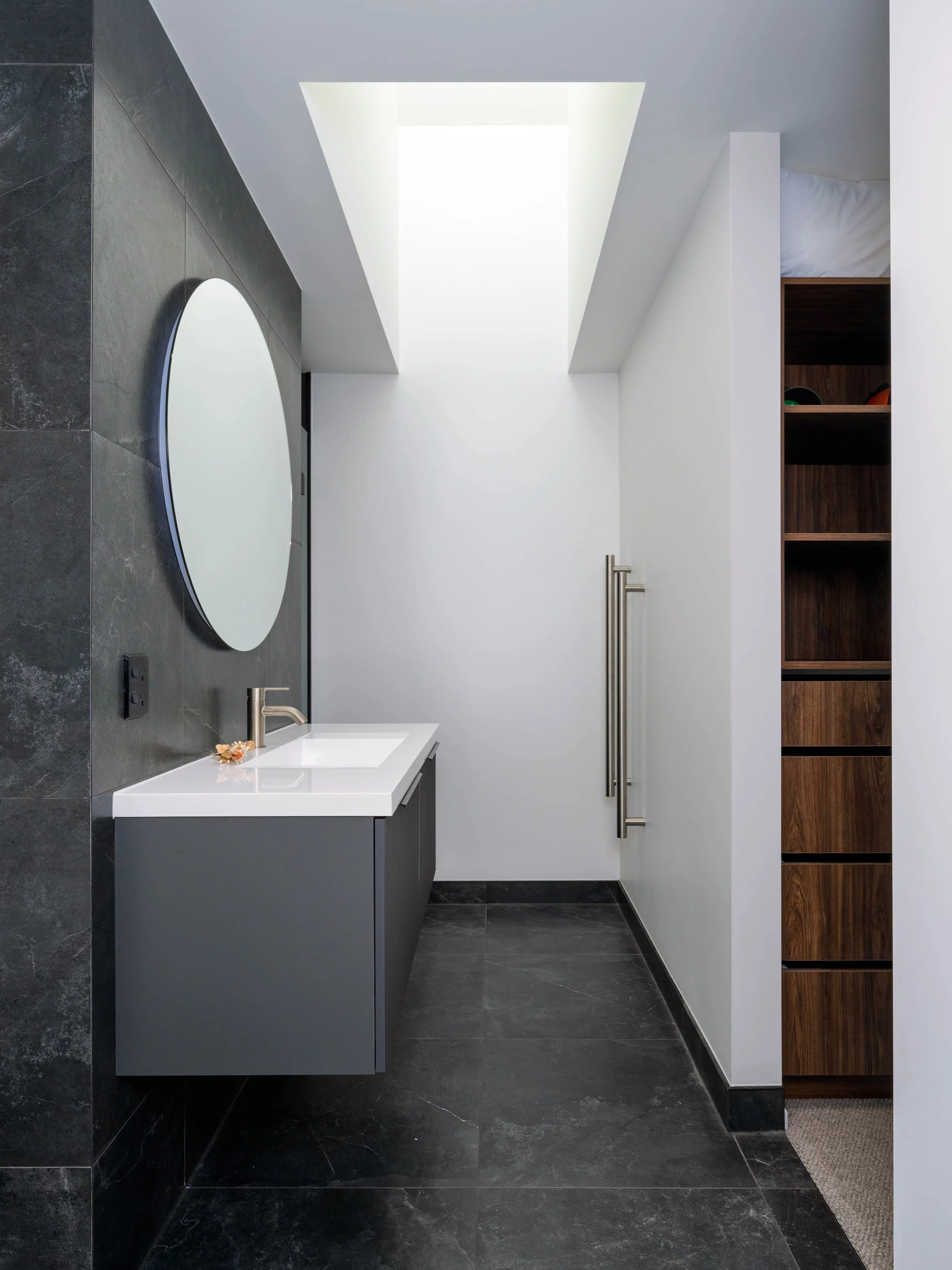 kyeburn-wanaka-ensiute-bathroom-wardrobe-skylight.jpg