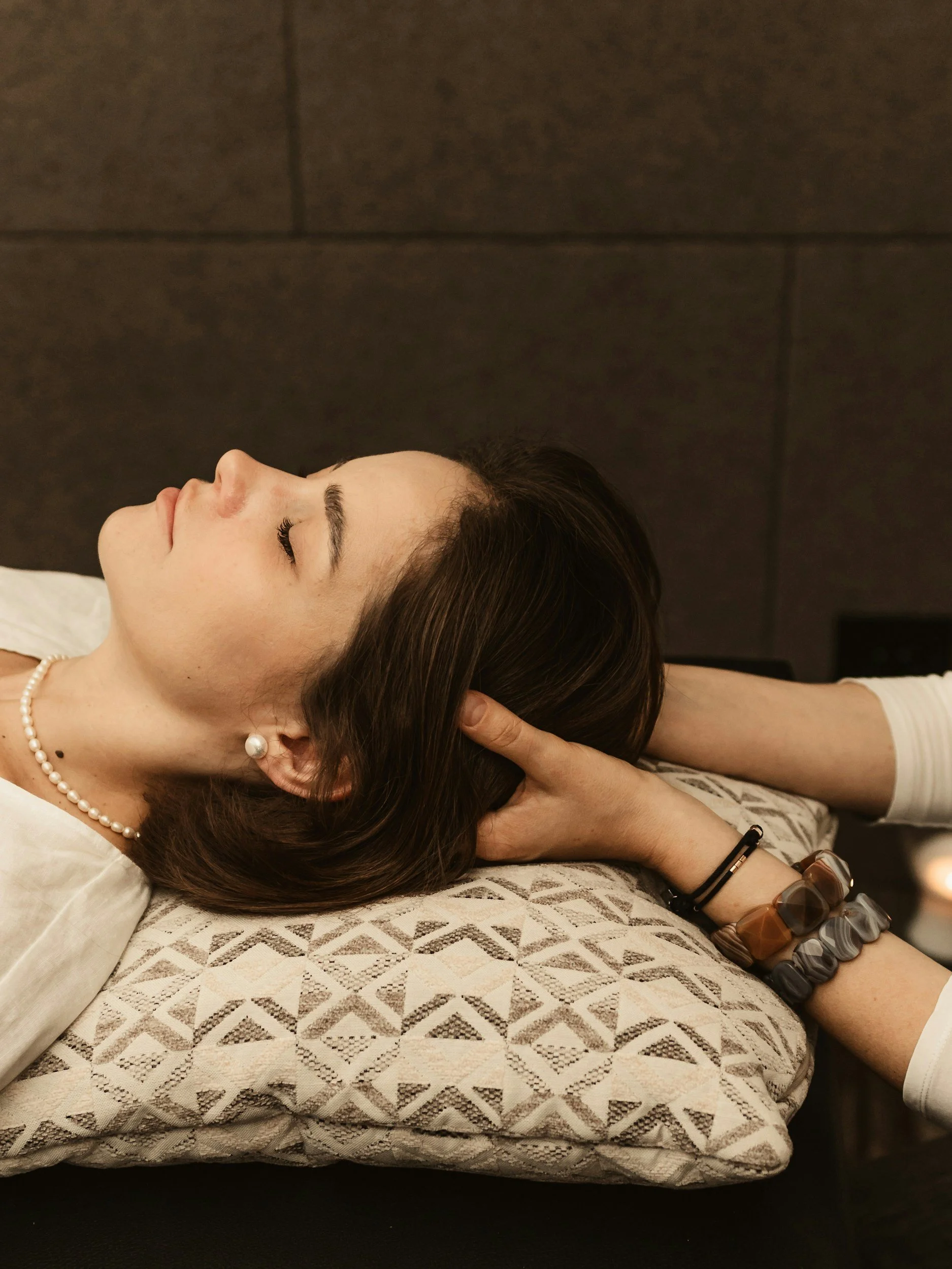 Kraniosakralna terapija za vzpostavitev telesnega ravnovesja in umirjanje živčnega sistema pri izgorelih posameznikih.