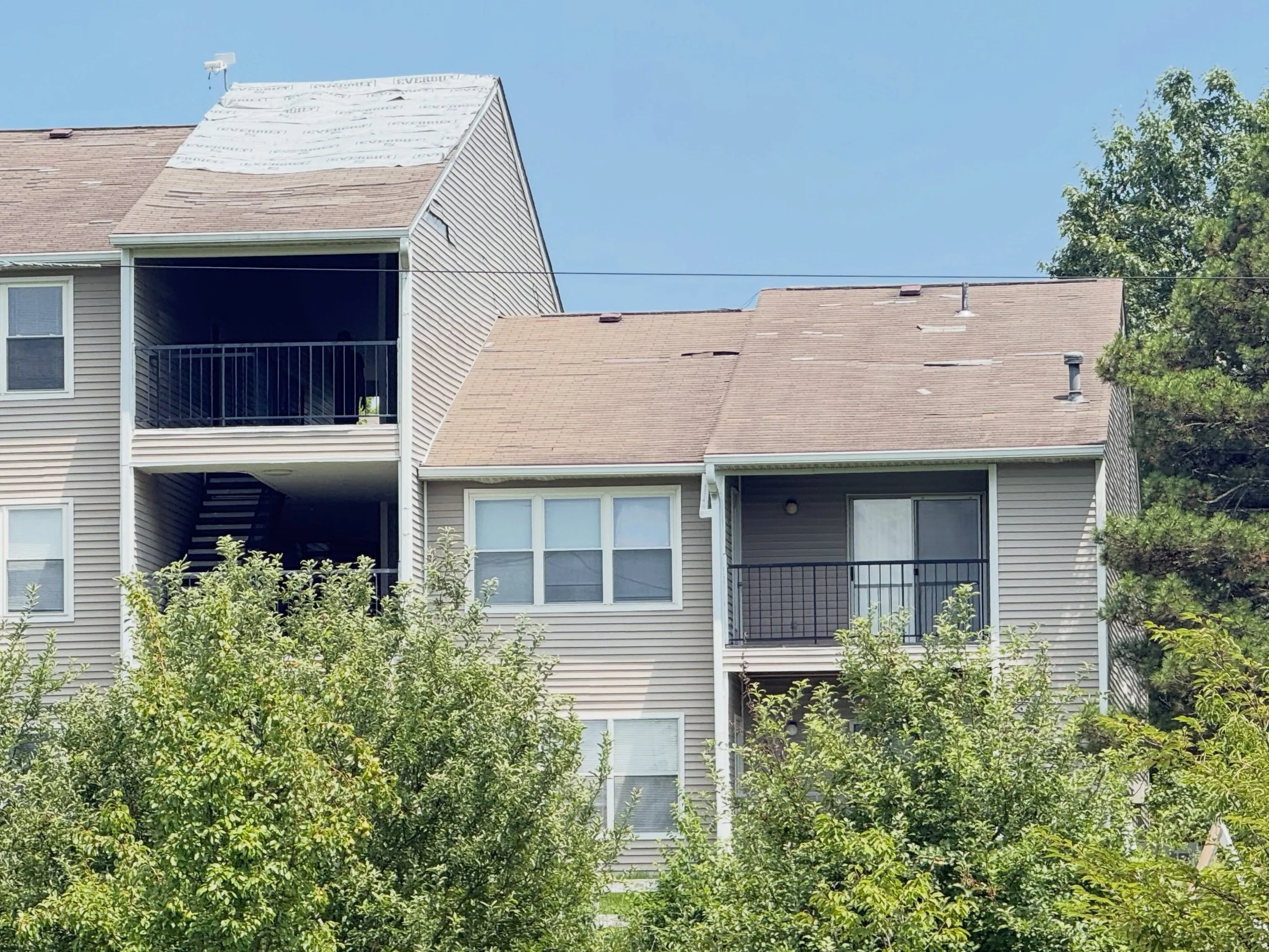 2 things have failed here:

1) The builder grade 3 tab shingles
And
2) The contractors ability to secure the roof completely &amp; mitigate loss 🤦&zwj;♂️🙄