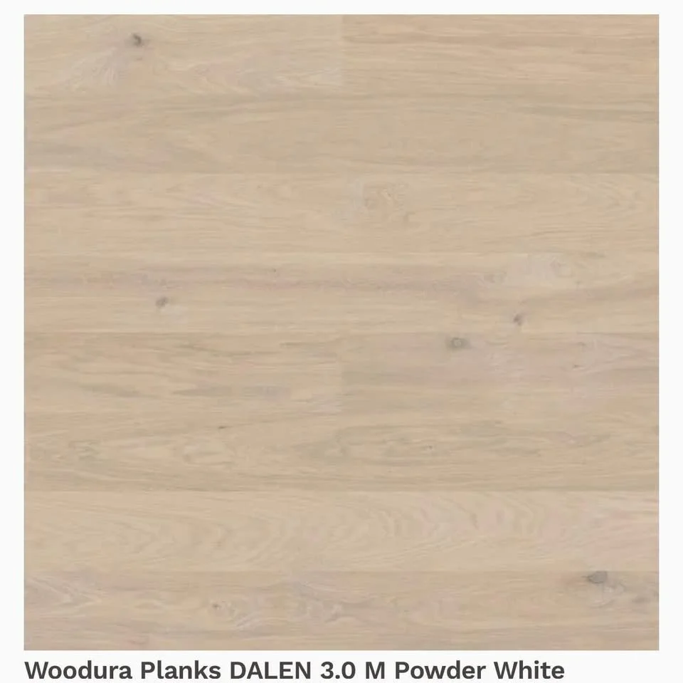 Light-colored Woodura planks with the label 'Woodura Planks DALEN 3.0 M Powder White' at the bottom.