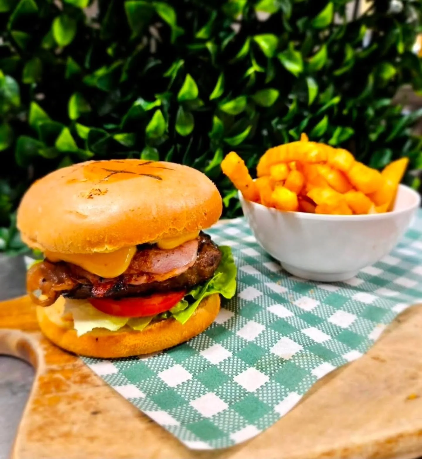 Hello Friday 👋 

Kick start your Long Weekend here at Tink's 👌

🍔$12.50 Burger or Wrap 
🍻Happy Hour - 3.30pm to 5.30pm 
🤞Uno Jackpot draw 
🎙KARAOKE- 9pm - Late

😊We can't wait to see you at Tink's ~ The place to be!