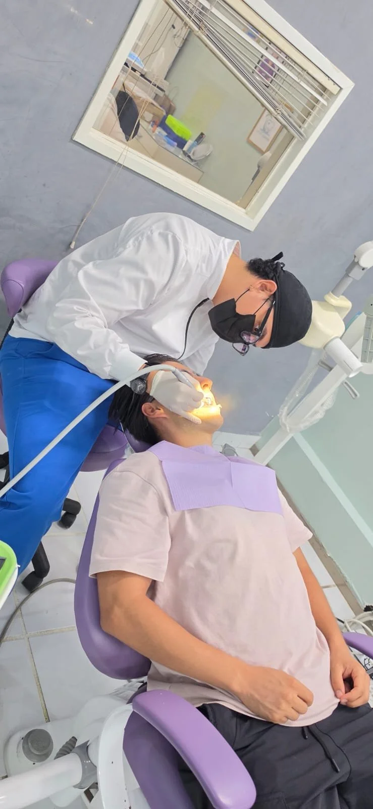 Dental Playa dentist performing procedure in Playa del Carmen.