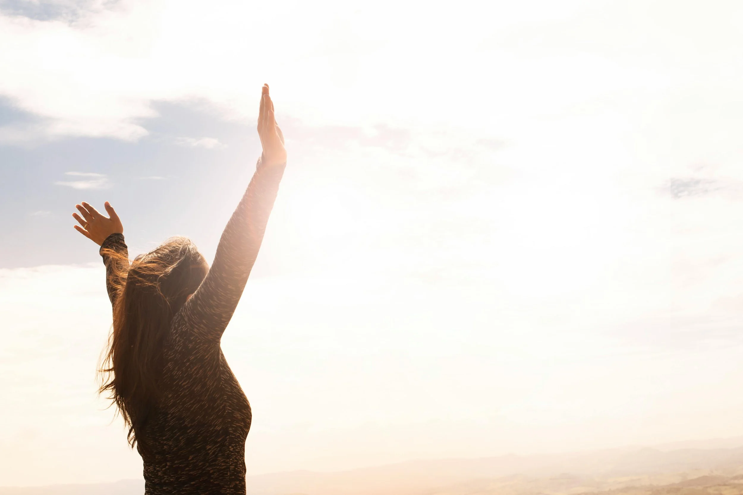 Eine Person mit langen Haaren steht im Sonnenlicht, Freiheit, Frieden, Ruhe. warum fühle ich mich innerlich leer
warum komme ich nicht voran obwohl ich alles versuche
emotionale Blockaden lösen ohne Therapie, 
wie löse ich eine Herzmauer