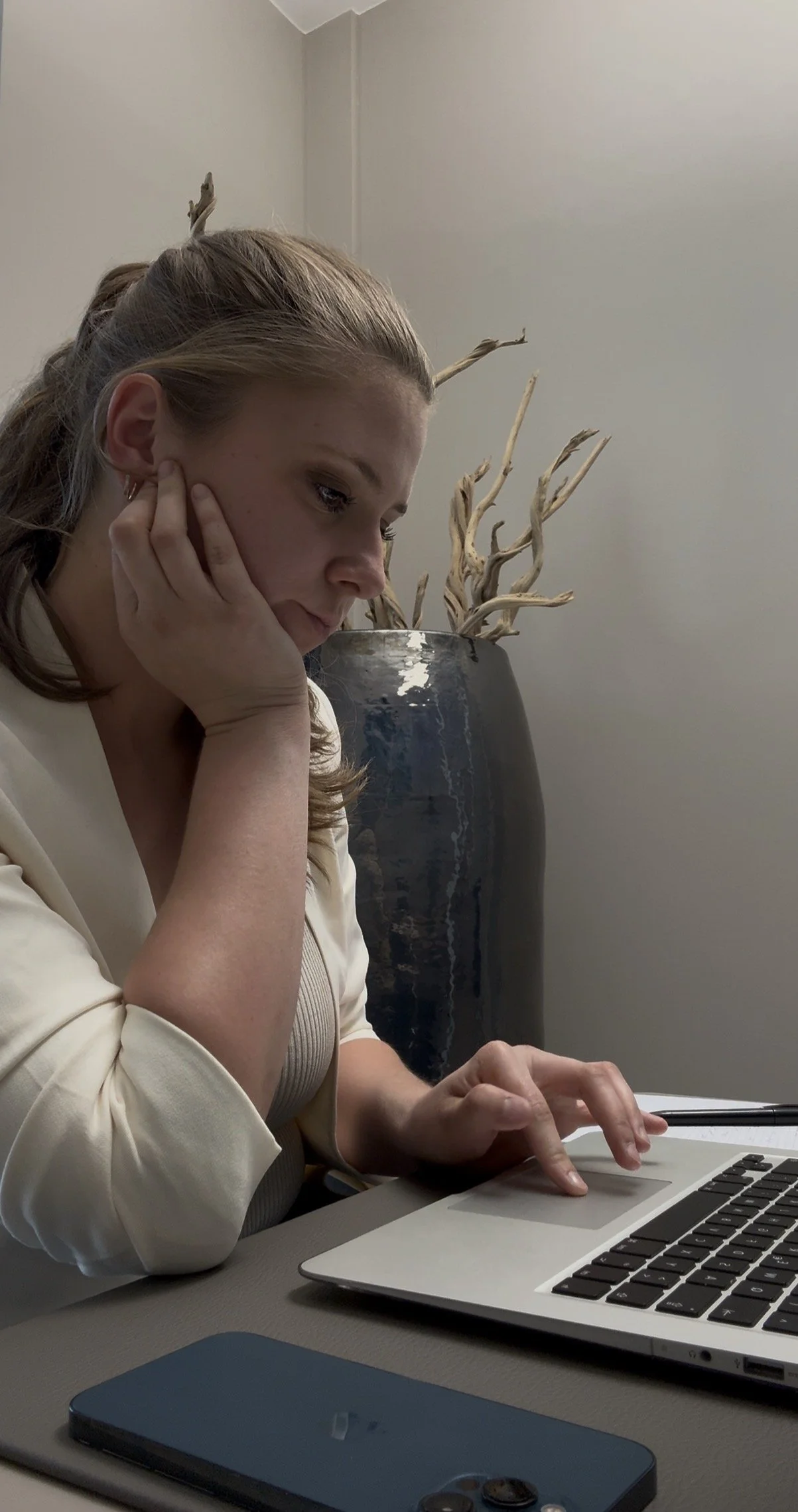 Frau arbeitet an einem Laptop, sitzt an einem Tisch mit einem Smartphone Emotion Code Practitioner Deutschland
Emotion Code Session buchen
eingeschlossene Emotionen lösen