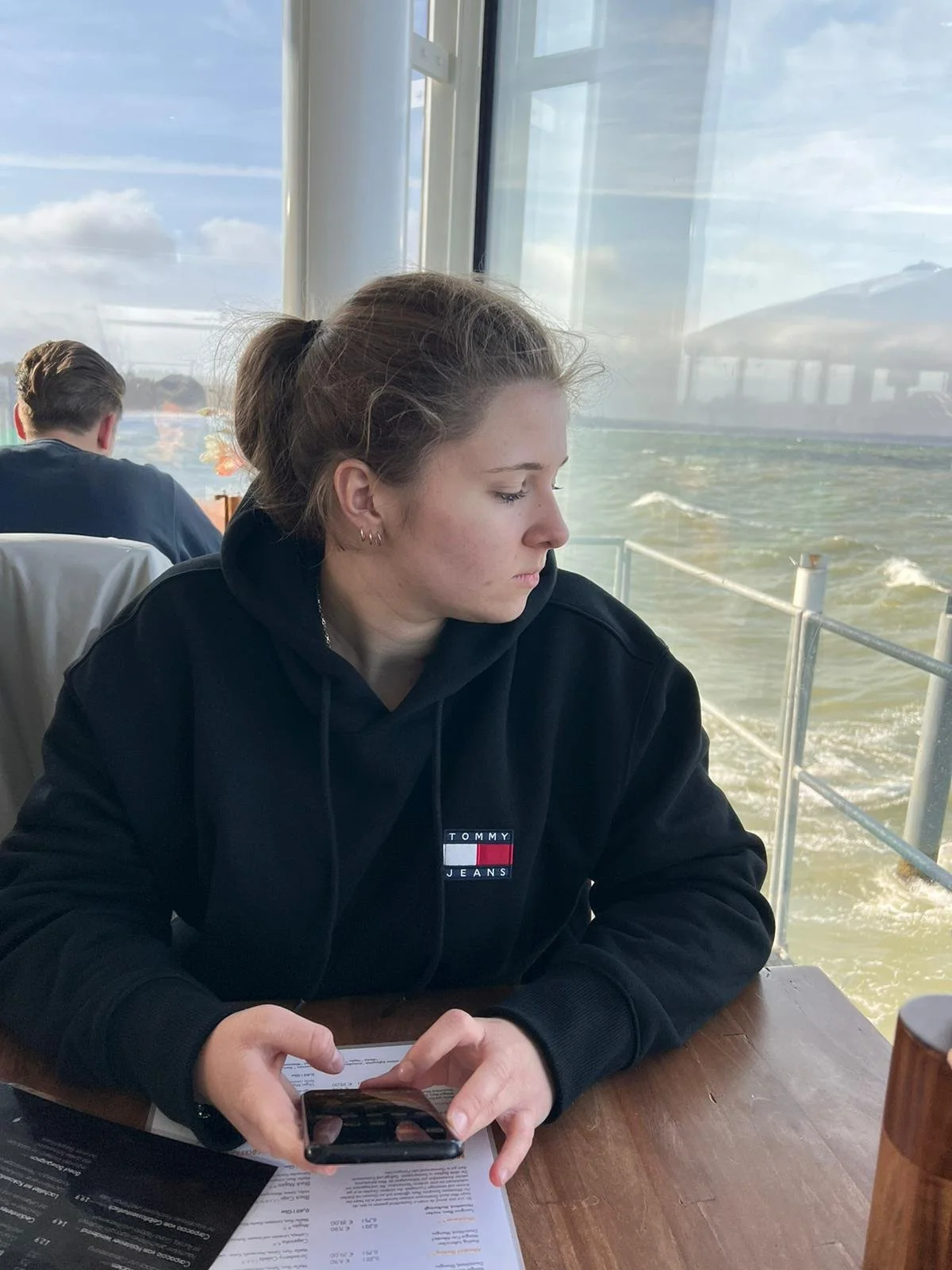 Eine junge Frau mit braunen Haaren in einem schwarzen Hoodie sitzt an einem Tisch, Emotion Code
Herzwand
eingeschlossene Emotionen
emotionale Blockaden
Identity Shift
Practitioner zertifiziert
DACH (Deutschland, Österreich, Schweiz)