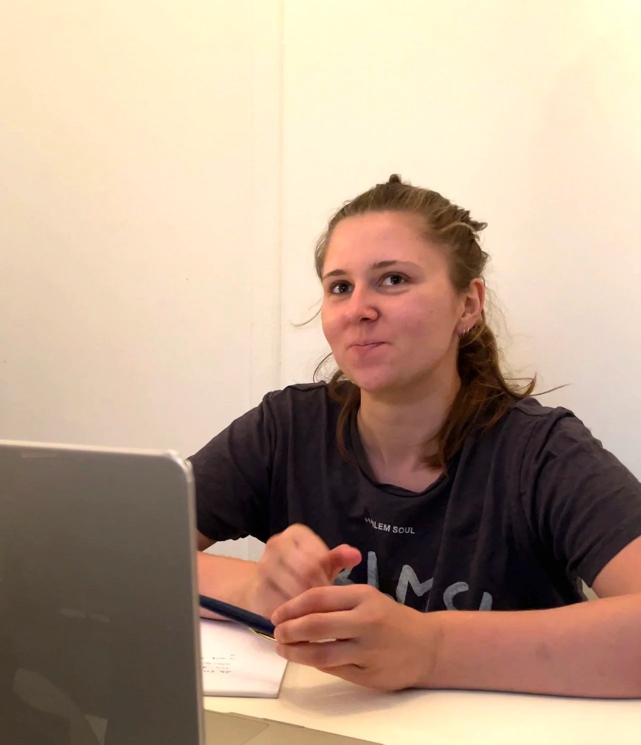 Junge Frau sitzt an einem Tisch, schaut in die Kamera und hat ein Lächeln. Im Vordergrund ist ein Laptop, im Hintergrund eine weiße Wand. emotionale Heilung online
Energiearbeit emotionale Blockaden
subklinisches Trauma lösen
Selbstliebe blockiert