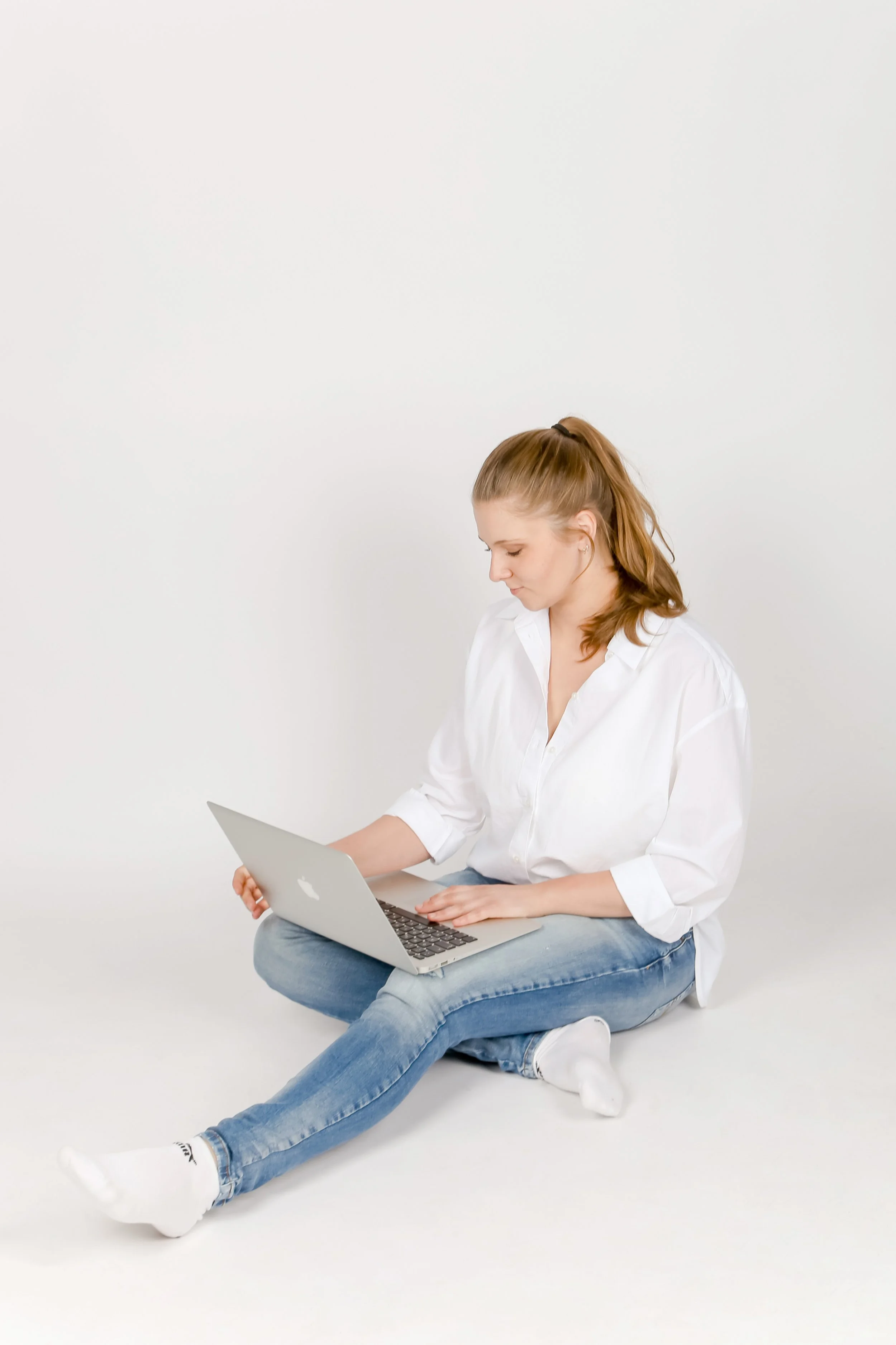 Junge Frau mit braunen Haaren, Emotion Code Anwenderin Antonia Werner, innere Blockaden lösen, therapiealternative, Selbstwert stärken, Innere Ruhe finden, Emotion Code Brandenburg, Energiearbeit und Wohlbefinden, Unterbewusstsein und Emotionen,
