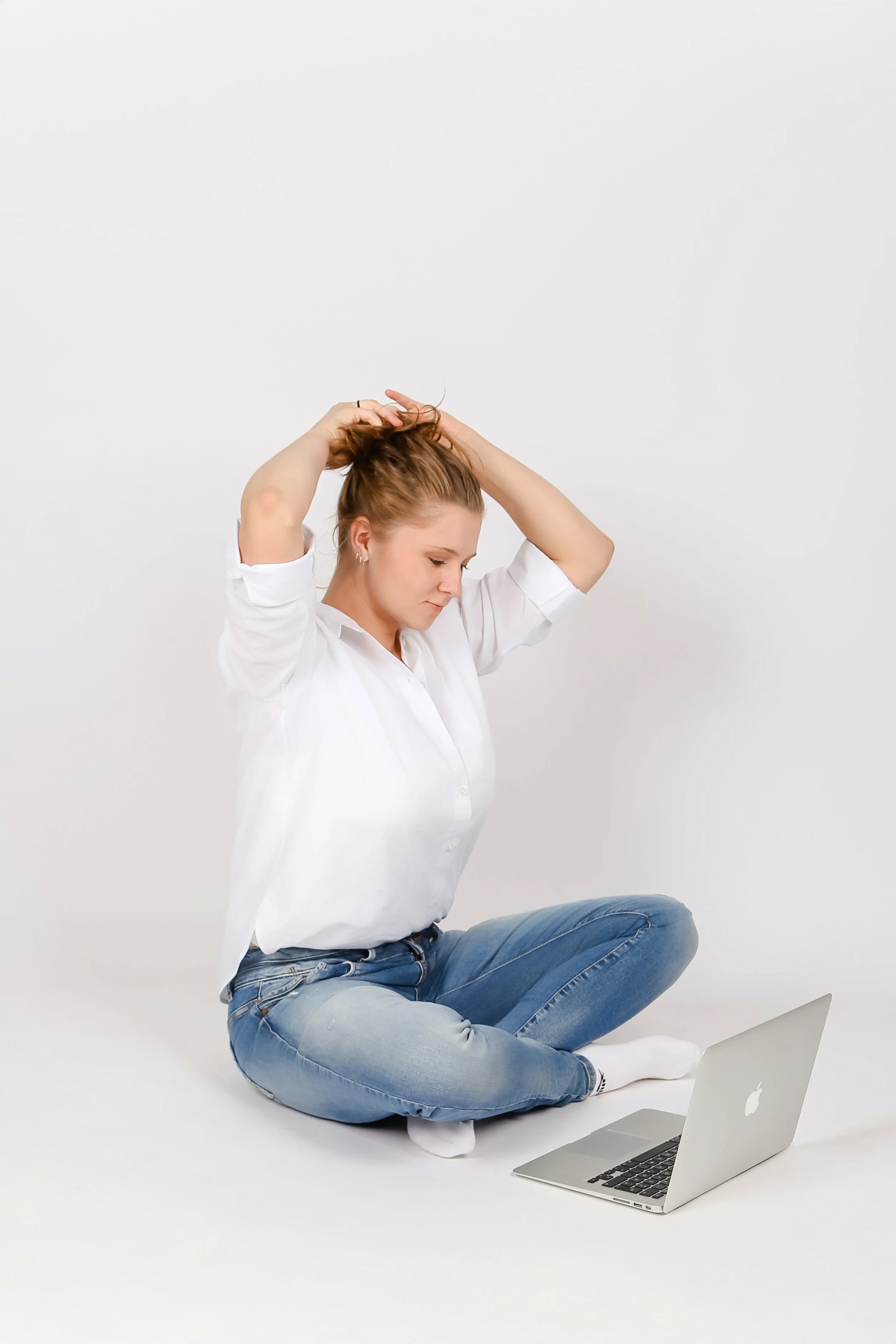 Eine junge Frau sitzt im Schneidersitz auf dem Boden, Emotion Code Anwenderin Antonia Werner, Emotionen lösen, Glaubenssätze lösen, Ungleichgewischte lösen. Body Code , Belief Code, Emotion Code, Blockaden , Mindset, Coaching, energielos,