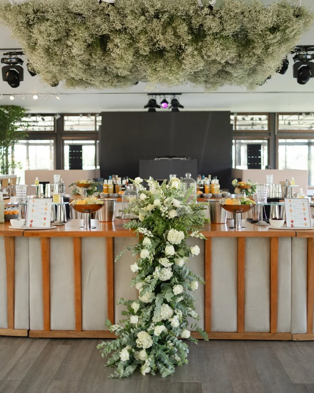 No casamento da Beatriz e do Vitor, na Villa Della Luce, cada detalhe refletia a identidade do casal: elegante, intenso e cuidadosamente pensado.

A Wix esteve presente criando uma experi&ecirc;ncia de coquetelaria &agrave; altura desse dia, com um b