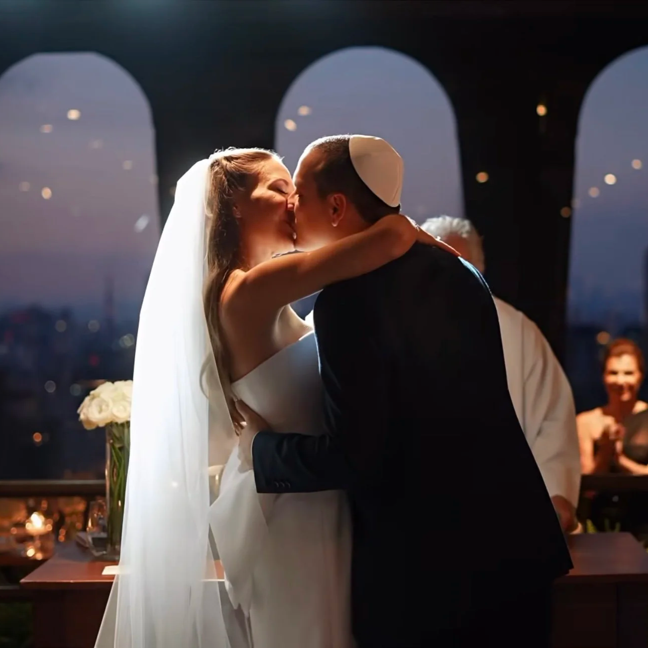 Casal de noivos se beijando em cerimônia de casamento ao entardecer, na esperança de um novo começo.