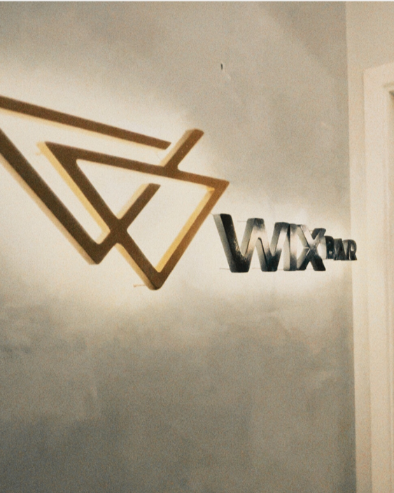 Logotipo do bar WIX Bar na parede