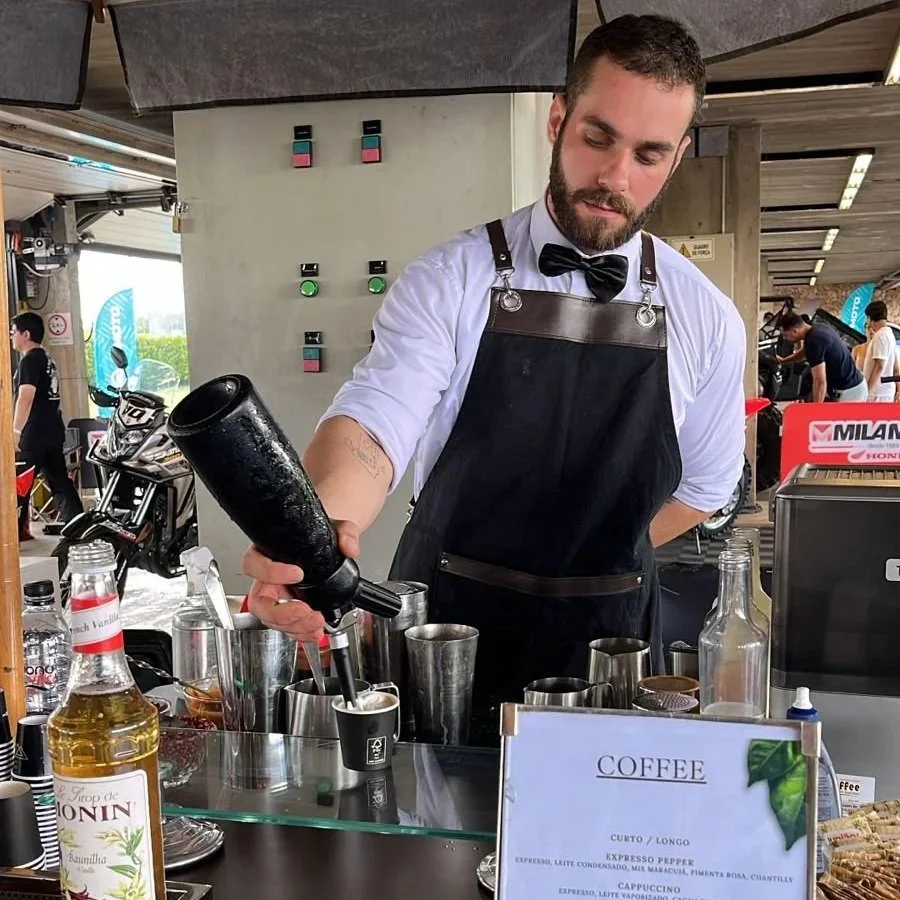 Homem bartender preparando café expresso em um bar de café