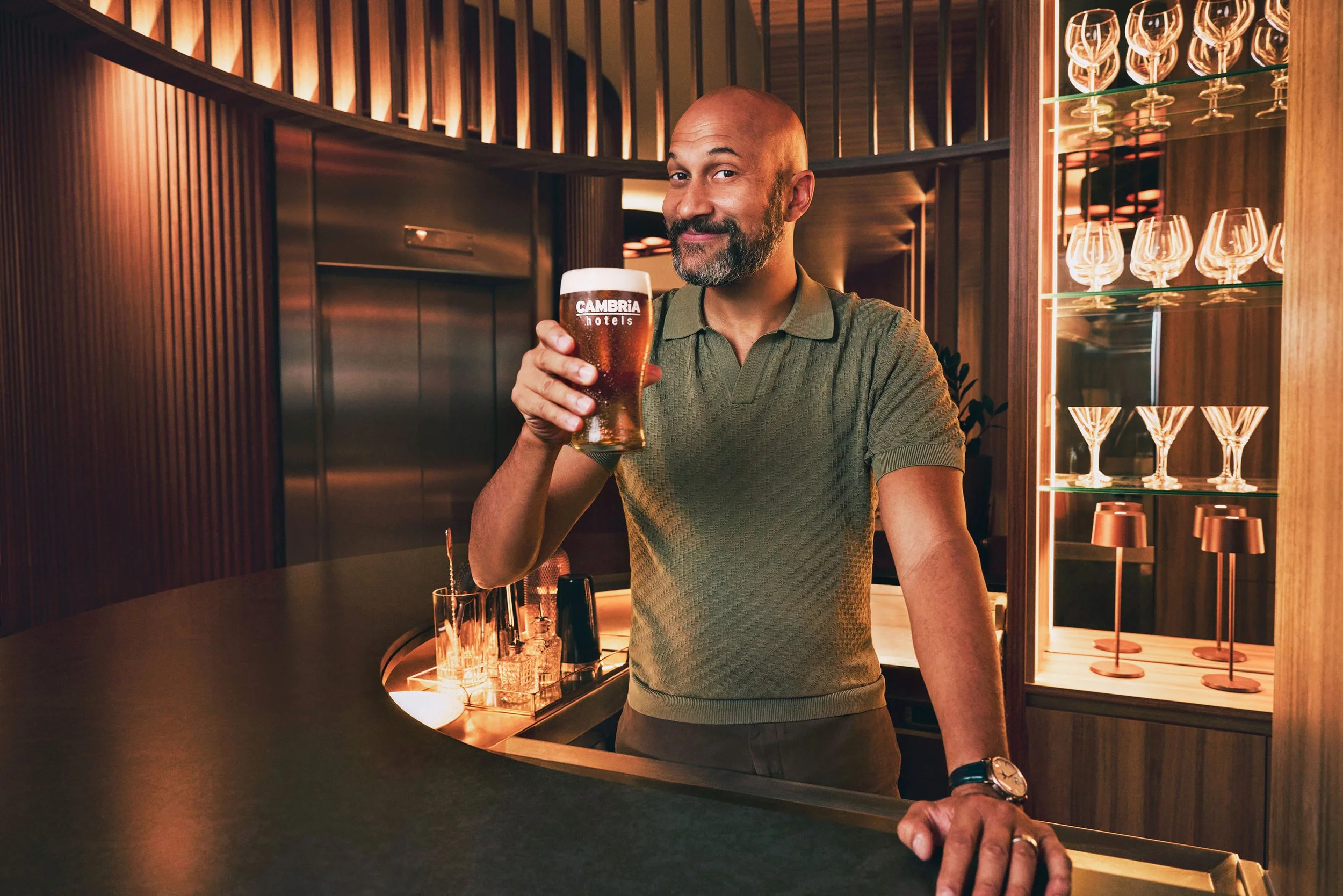 77113_9guB96_johnson-choice-hotels-keegan-michael-key-2026-03.jpg