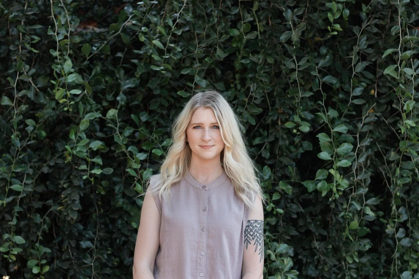Hey there! I&rsquo;m Ashley 🙋🏼&zwj;♀️ a holistic, relational psychotherapist based in sunny San Clemente, CA 🌊 
I work with sensitive, deep-feeling teens and adults who are ready to explore their inner world, tend to old emotional wounds, and reco