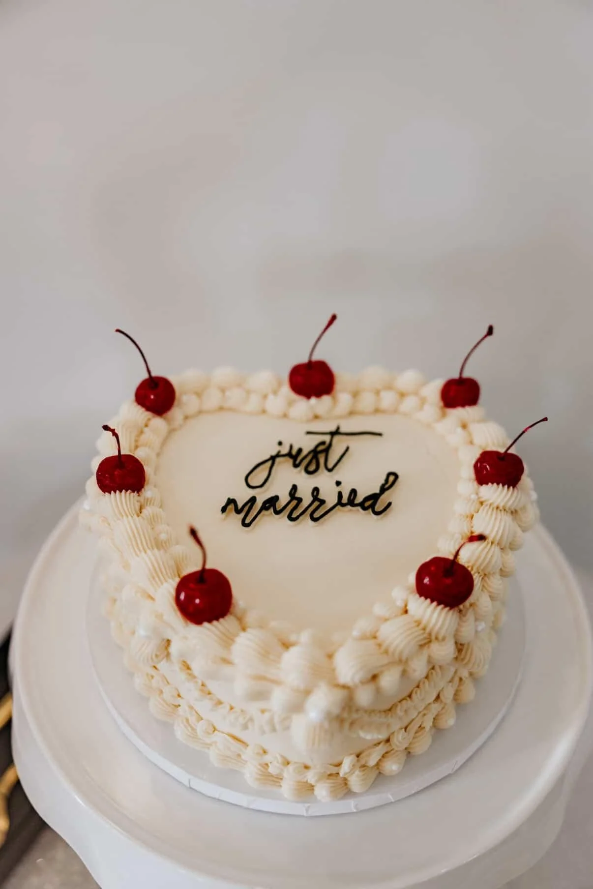Custom wedding cakes in Rochester, MN designed to reflect your style, story, and celebration. Elegant, handcrafted cakes for weddings, engagements, and rehearsal dinners.