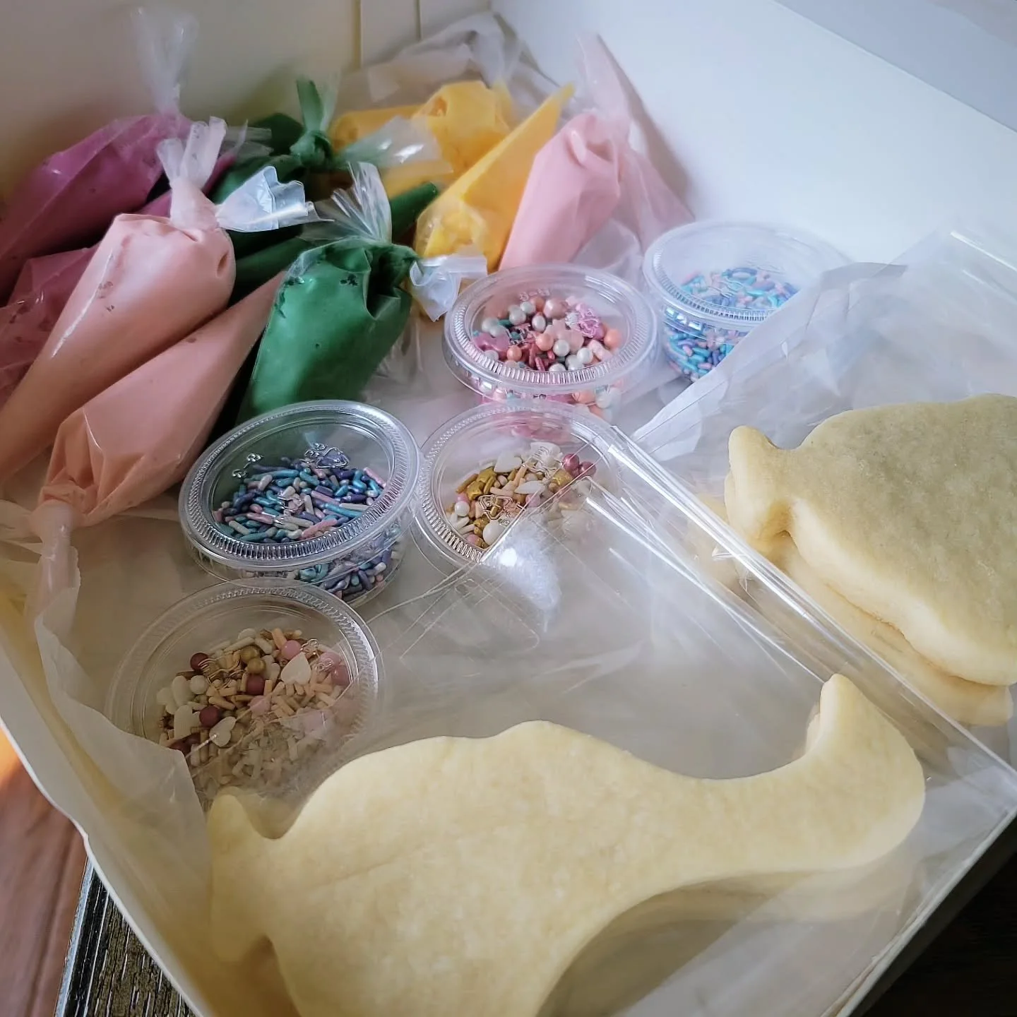 I made this cookie decorating kit for my daughters daycare for her 1st birthday! Her birthday is silly goose themed, so naturally, they are decorating these adorable little geese cookies 😍

💚🩷💚🩷💚

#1stbirthday #cookiedecoratingkit #onesillygoos