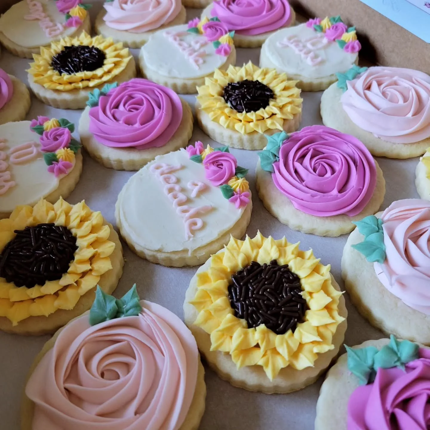 These spring cookies to celebrate a 10 year anniversary! 

🌻🌷🌿
#buttercreamsugarcookies #springcookies #floralcookies #supportsmalllocalbuisness