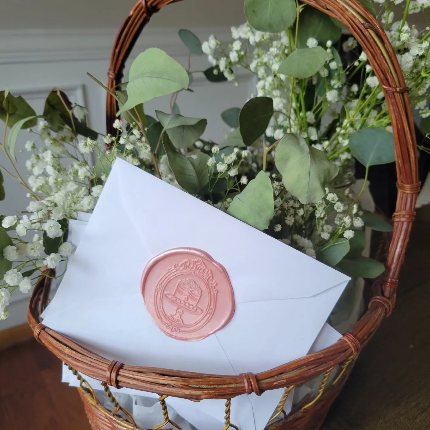 I am in love with this wax seal stamp 😍 
Taking a step back from stickers and saying hello to wax! 🩷🔥

#bakerybranding #waxsealstamp #vintagebakery