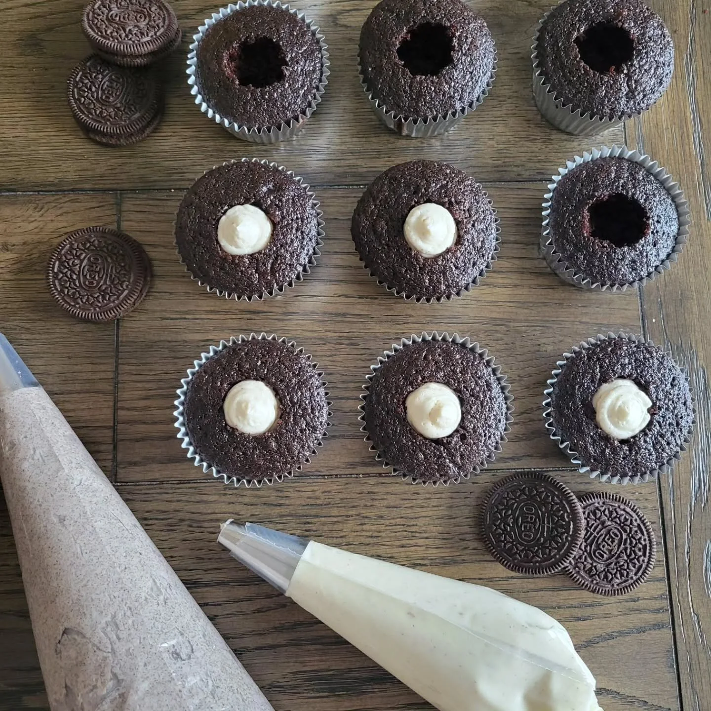 HIGHLY recommend my Noir &amp; Cream  cupcakes 😍

Chocolate cupcake with swiss meringue cream filling and topped with swiss meringue oreo cookie! 

Works great for cakes too! 🔥