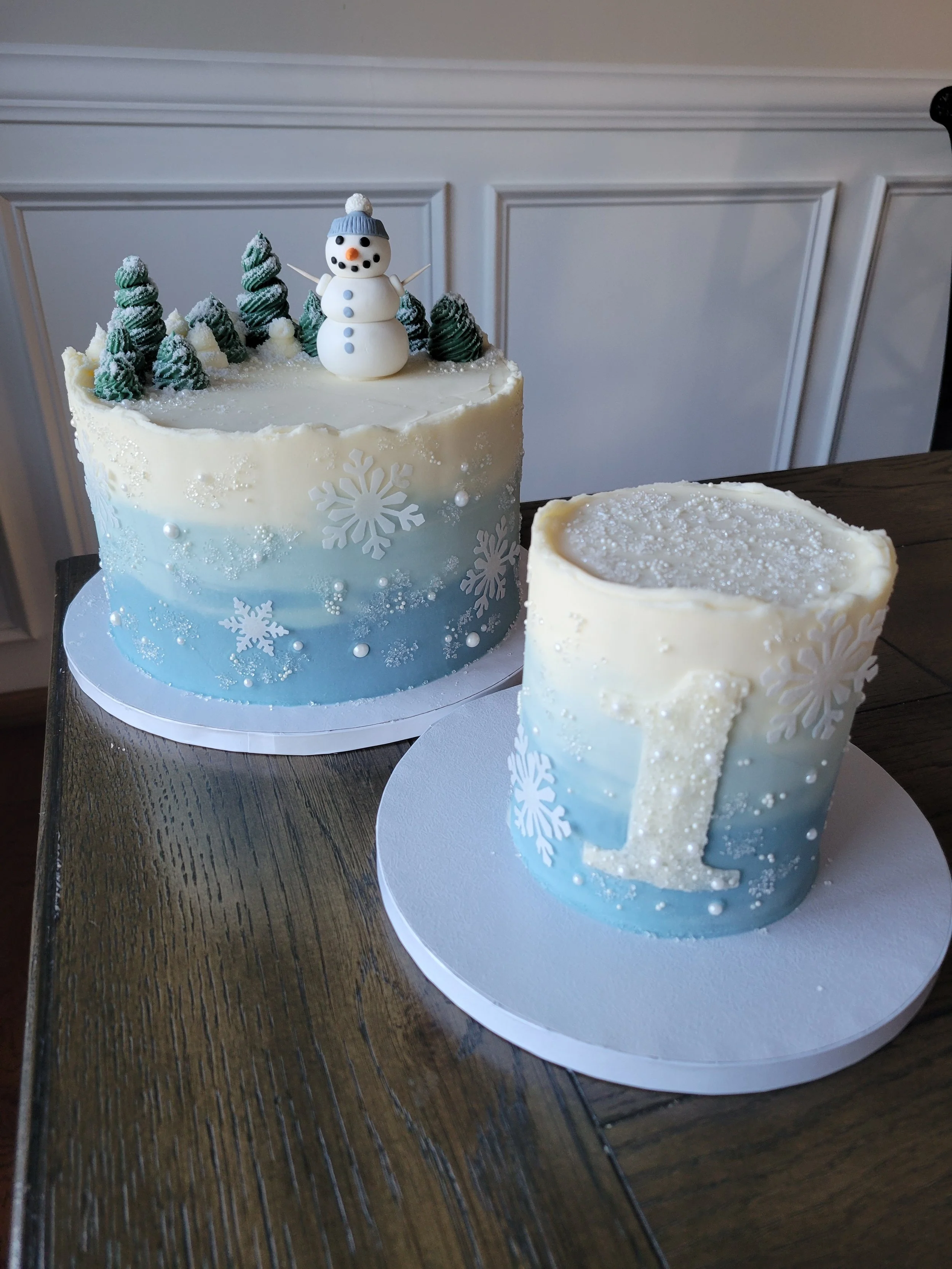 Custom smash cakes in Rochester, MN designed for first birthday celebrations. These small, beautifully decorated cakes are perfect for cake smash photos and milestone moments, with soft colors, fun textures, and baby-friendly designs.