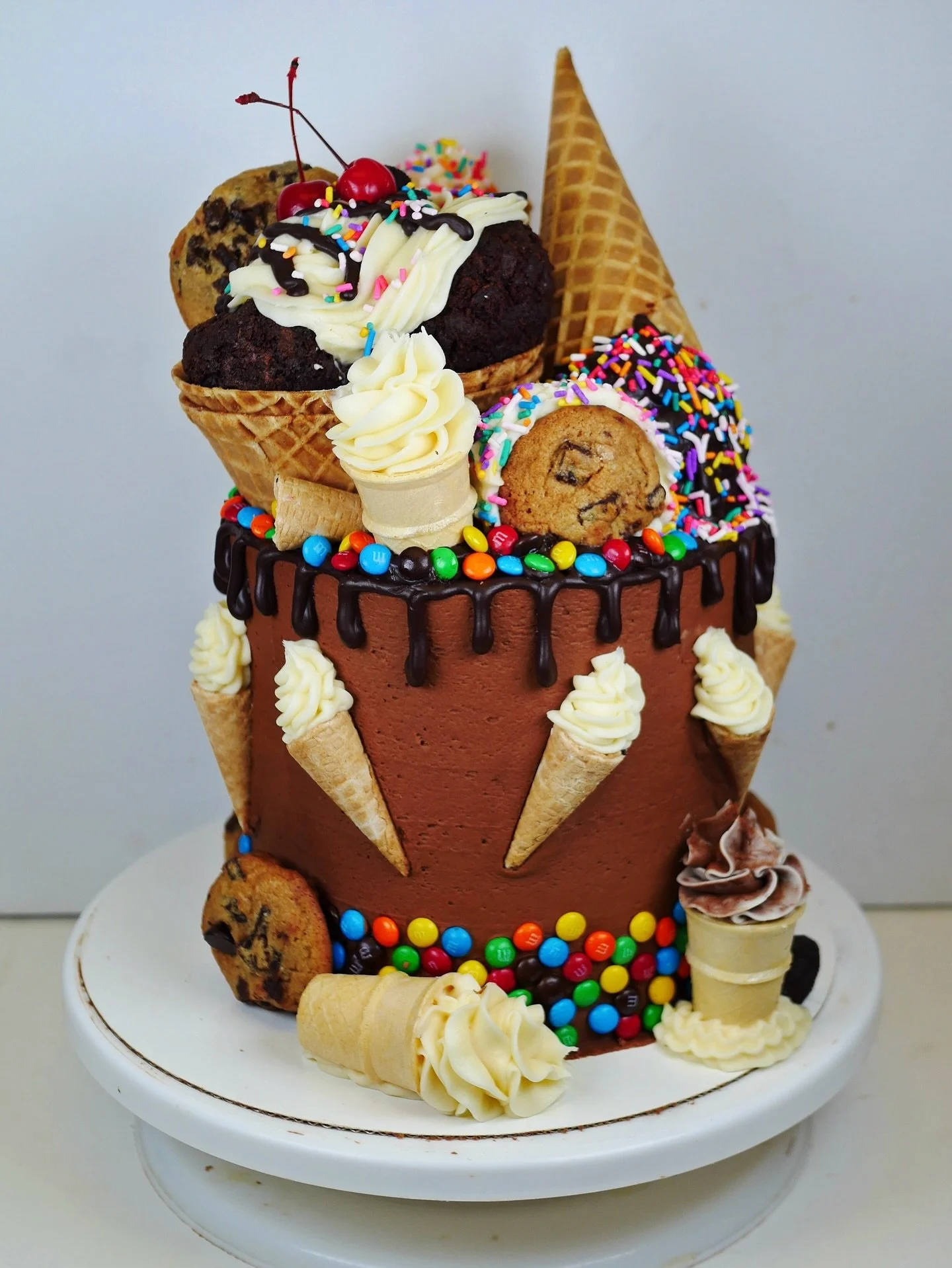 Ice cream sundae cake 😋🍦.
.
.
.
.
.
.
#cakedecorating #cake #sweets #yummy #eatingfortheinsta #cakesofinsta #foodie #dessert #baking #cakedecor #chocolatecake #cakegram #instacake #baker #customcake #cakes #cakeoftheday #cakeporn #cakesofinstagram 
