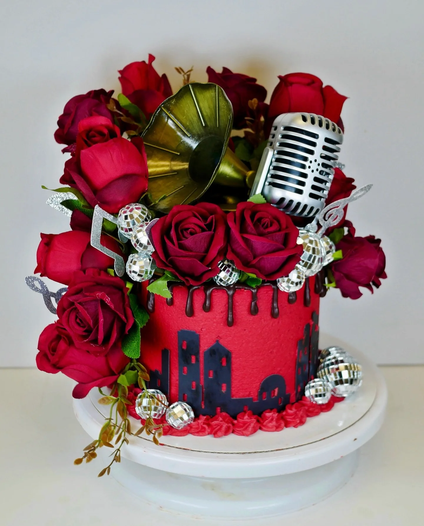 NYC &amp; Grammys inspired birthday cake 🌹.
.
.
.
.
#birthdaycake #cake #customcakes #sweets #dessert #cakecakecake #yum #yummy #cakedecorating #cakes  #eatingfortheinsta #foodie #baking #cakedecoration #buttercreamcake #cakesofinstagram #newyorkcak