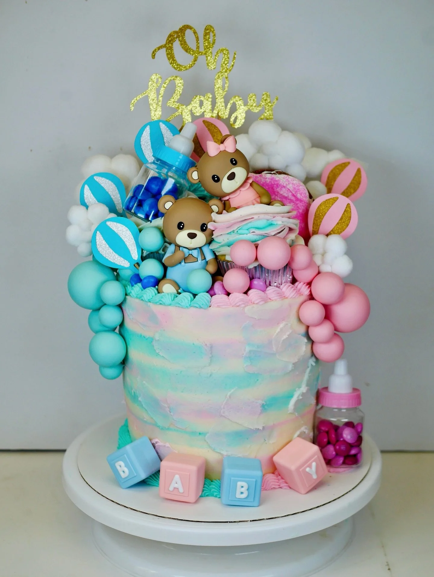 Boy or girl? 💗💙.
.
.
.
.
#babycakes #cake #customcakes #sweets #dessert #cakecakecake #yum #yummy #cakedecorating #cakes  #eatingfortheinsta #foodie #baking #cakedecoration #buttercreamcake #cakesofinstagram #genderreveal #genderrevealcake